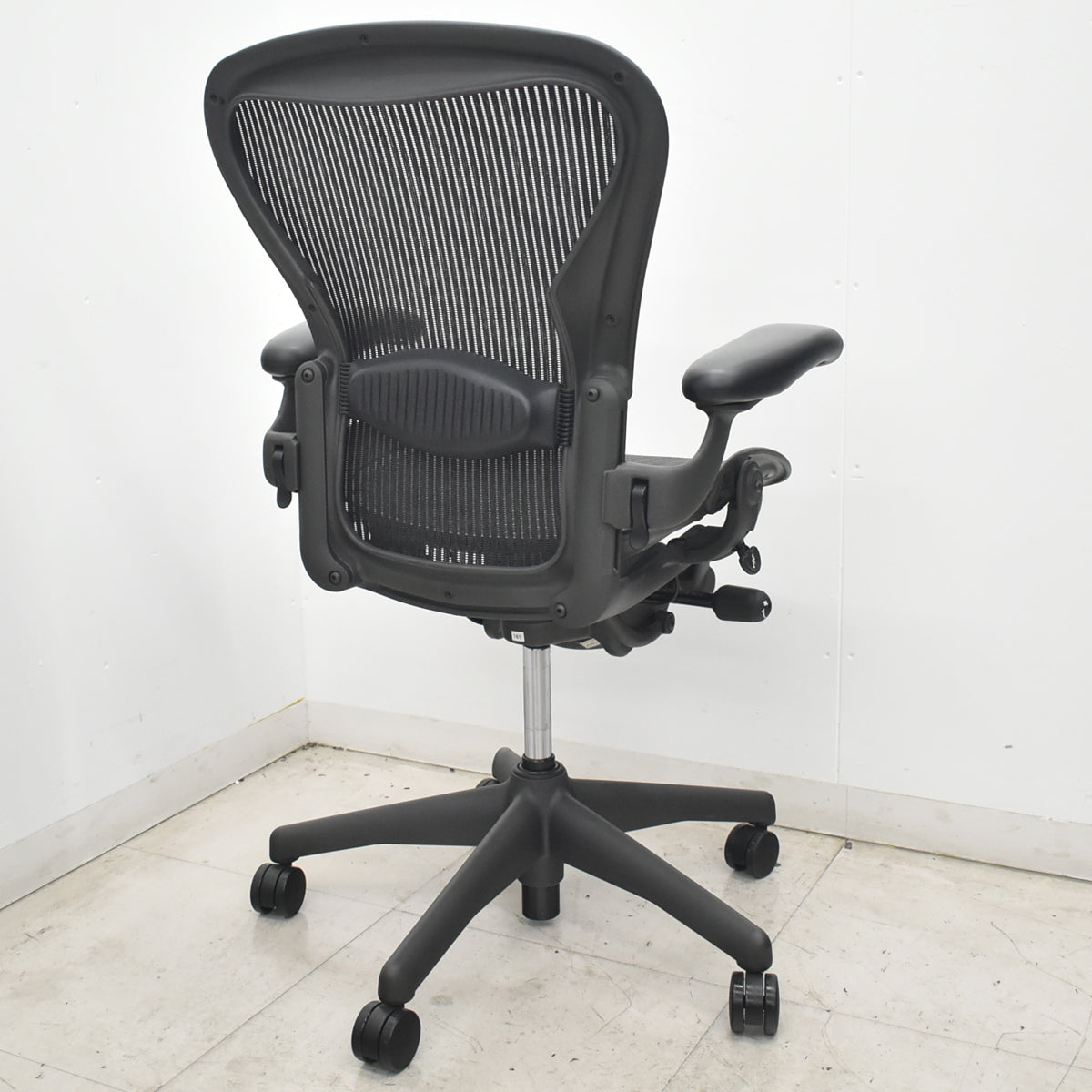 【中古】ハーマンミラー　アーロンチェア　Bサイズ　フル装備　ランバーサポート　昇降ガス新品　ブラック　2026080102【中古オフィス家具】