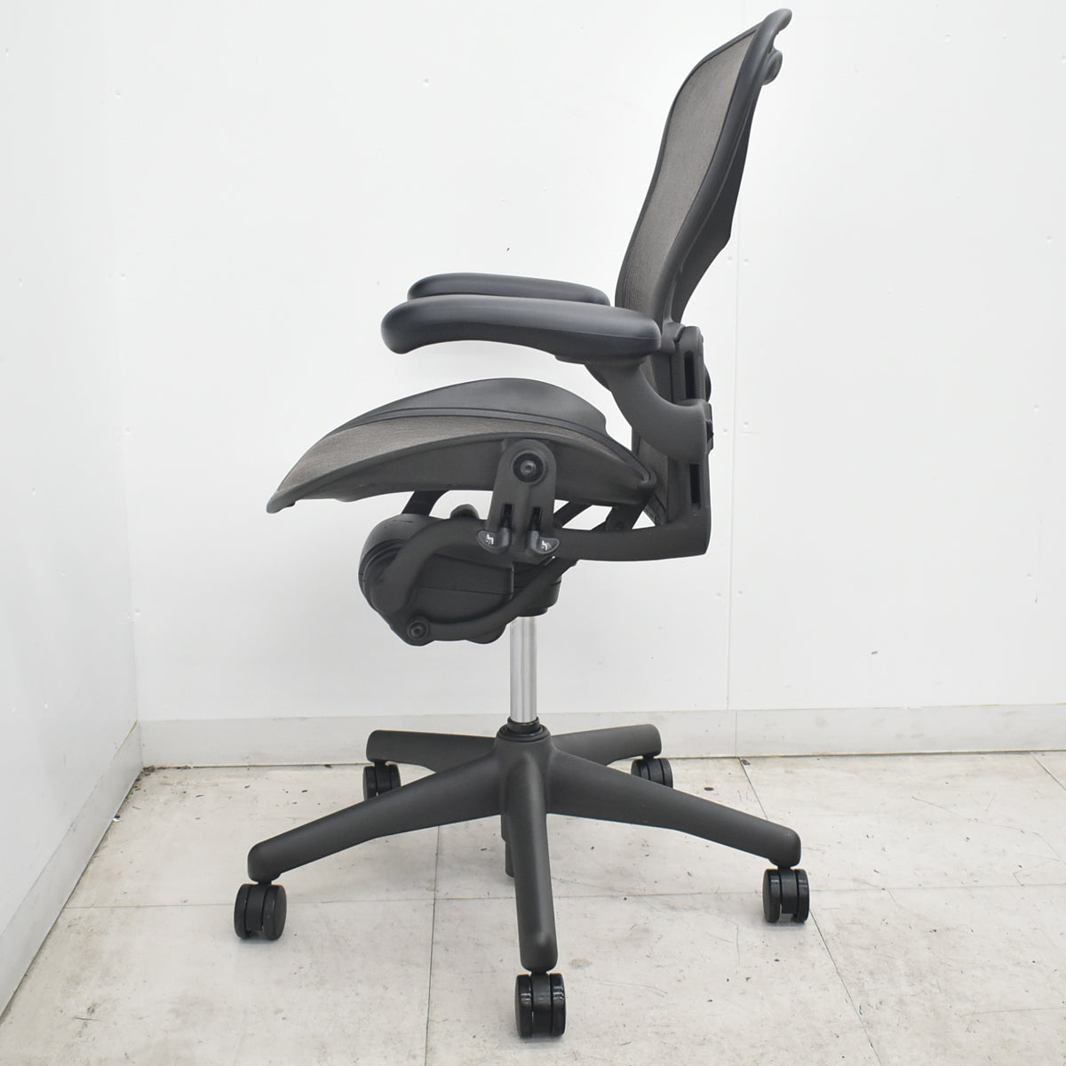【中古】ハーマンミラー　アーロンチェア　Bサイズ　フル装備　ランバーサポート　昇降ガス新品　ブラウン　2026080103【中古オフィス家具】