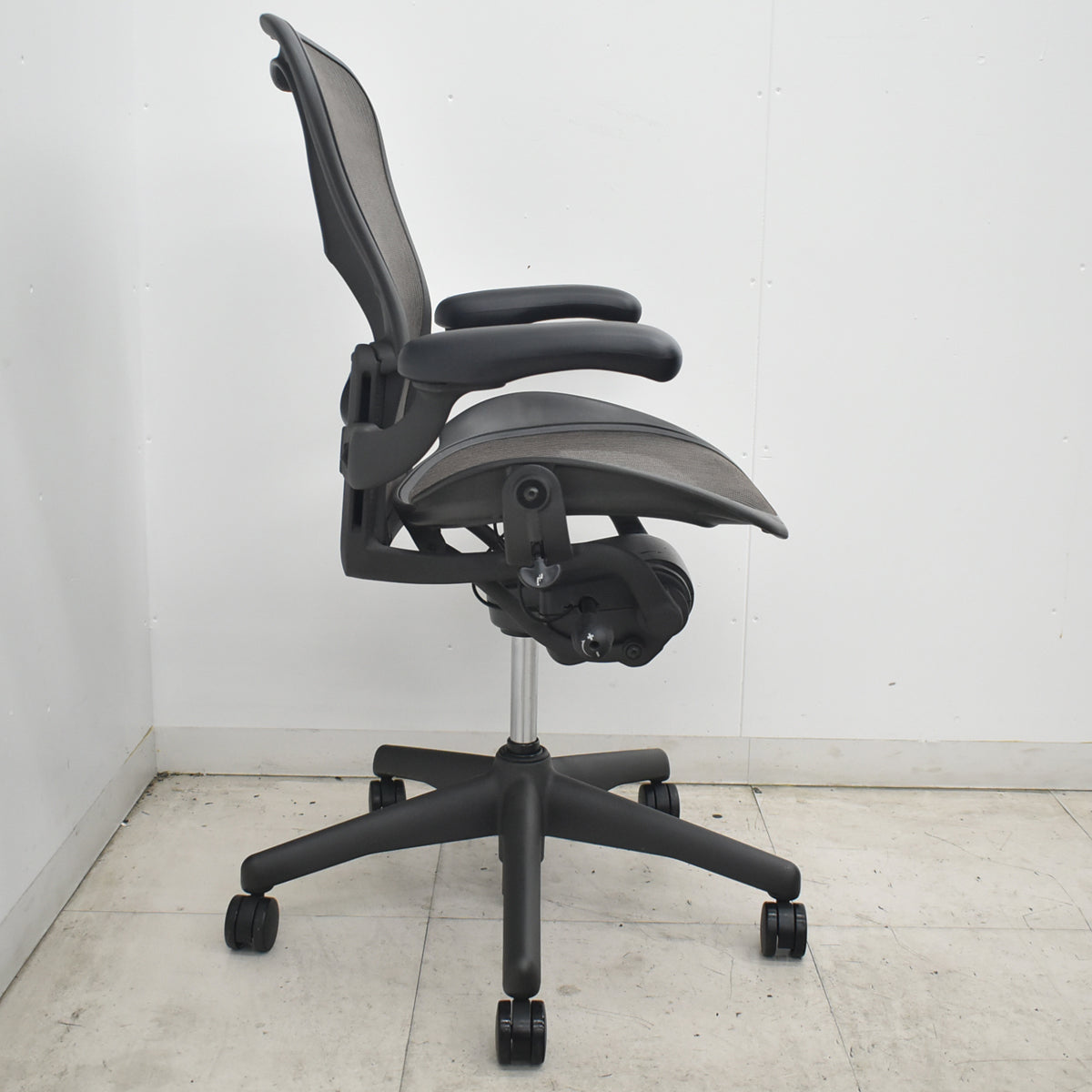 【中古】ハーマンミラー　アーロンチェア　Bサイズ　フル装備　ランバーサポート　昇降ガス新品　ブラウン　2026080103【中古オフィス家具】