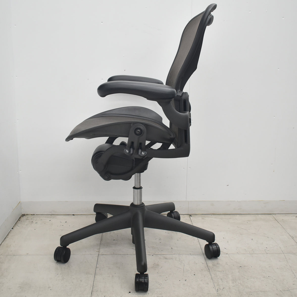 【中古】ハーマンミラー　アーロンチェア　Bサイズ　フル装備　ランバーサポート　昇降ガス新品　ブラウン　2026080301【中古オフィス家具】