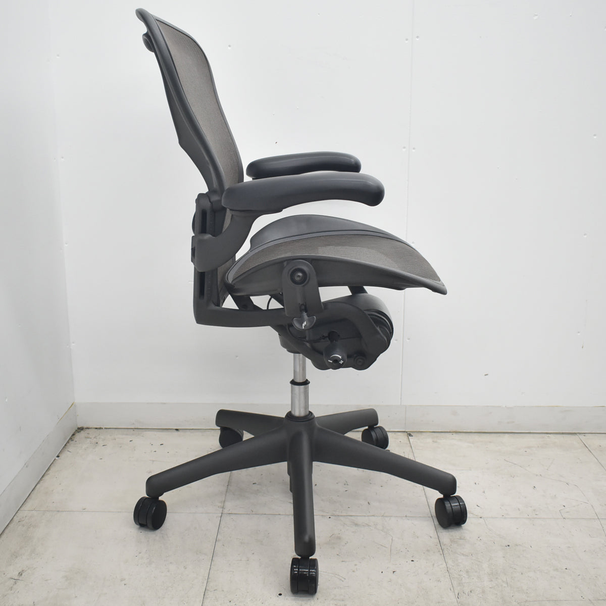 【中古】ハーマンミラー　アーロンチェア　Bサイズ　フル装備　ランバーサポート　昇降ガス新品　ブラウン　2026080301【中古オフィス家具】