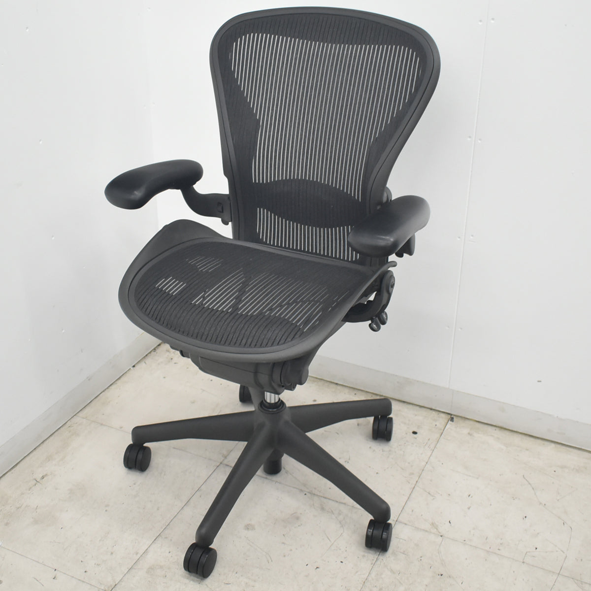 【中古】ハーマンミラー　アーロンチェア　Bサイズ　フル装備　ランバーサポート　肘レバータイプ　昇降ガス新品　ブラック　2026080302【中古オフィス家具】