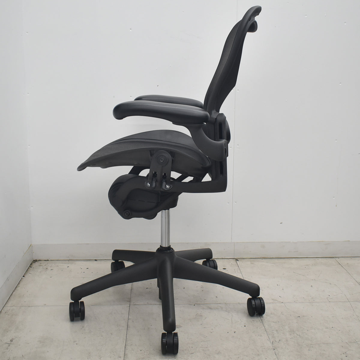 【中古】ハーマンミラー　アーロンチェア　Bサイズ　フル装備　ランバーサポート　肘レバータイプ　昇降ガス新品　ブラック　2026080302【中古オフィス家具】