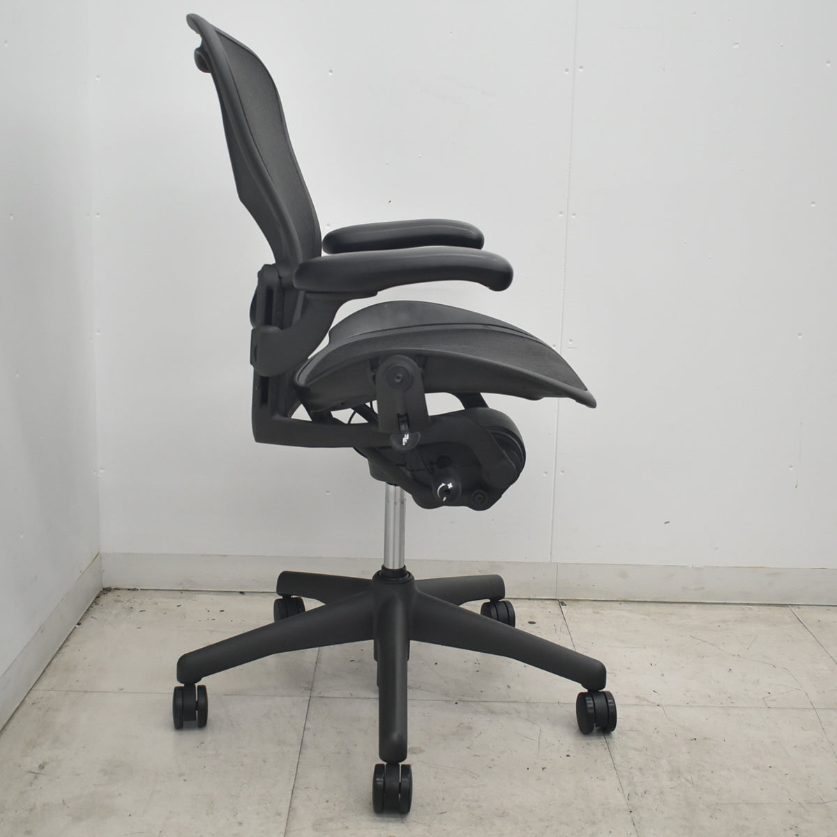 【中古】ハーマンミラー　アーロンチェア　Bサイズ　フル装備　ランバーサポート　肘レバータイプ　昇降ガス新品　ブラック　2026080302【中古オフィス家具】