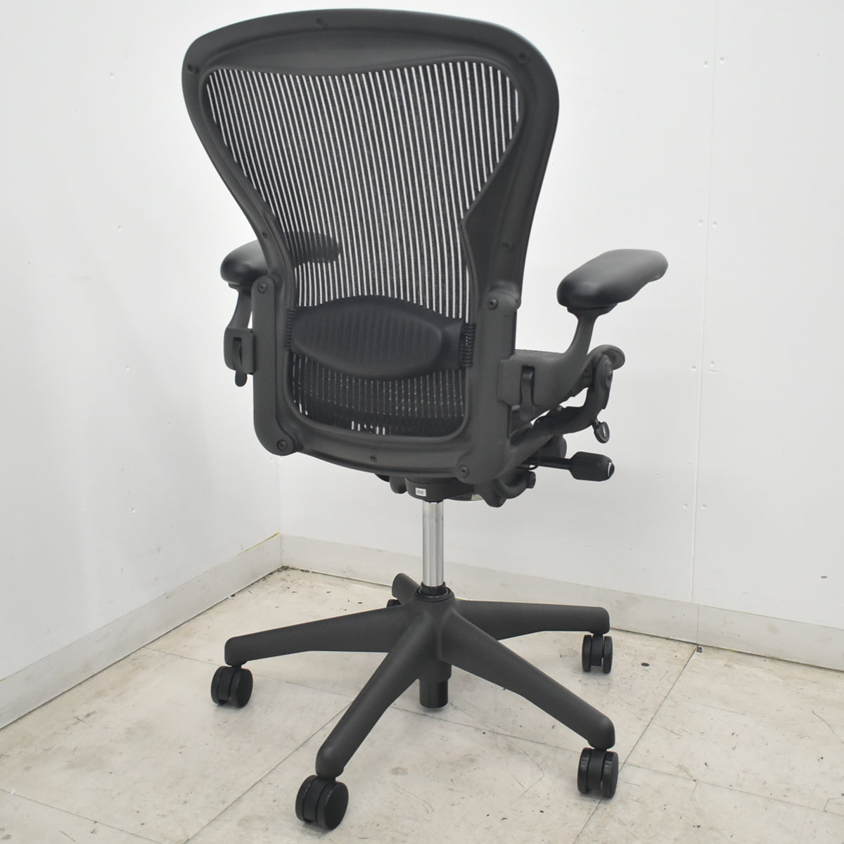 【中古】ハーマンミラー　アーロンチェア　Bサイズ　フル装備　ランバーサポート　肘レバータイプ　昇降ガス新品　ブラック　2026080302【中古オフィス家具】