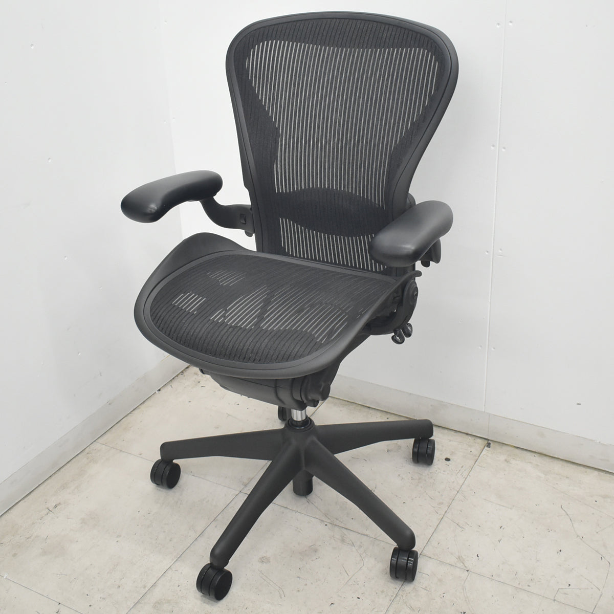 【中古】ハーマンミラー　アーロンチェア　Bサイズ　フル装備　ランバーサポート　肘レバータイプ　昇降ガス新品　ブラック　2026080303【中古オフィス家具】