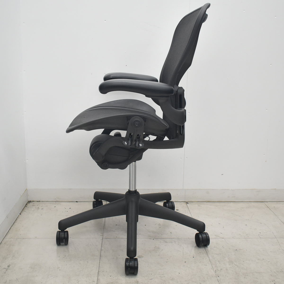 【中古】ハーマンミラー　アーロンチェア　Bサイズ　フル装備　ランバーサポート　肘レバータイプ　昇降ガス新品　ブラック　2026080303【中古オフィス家具】