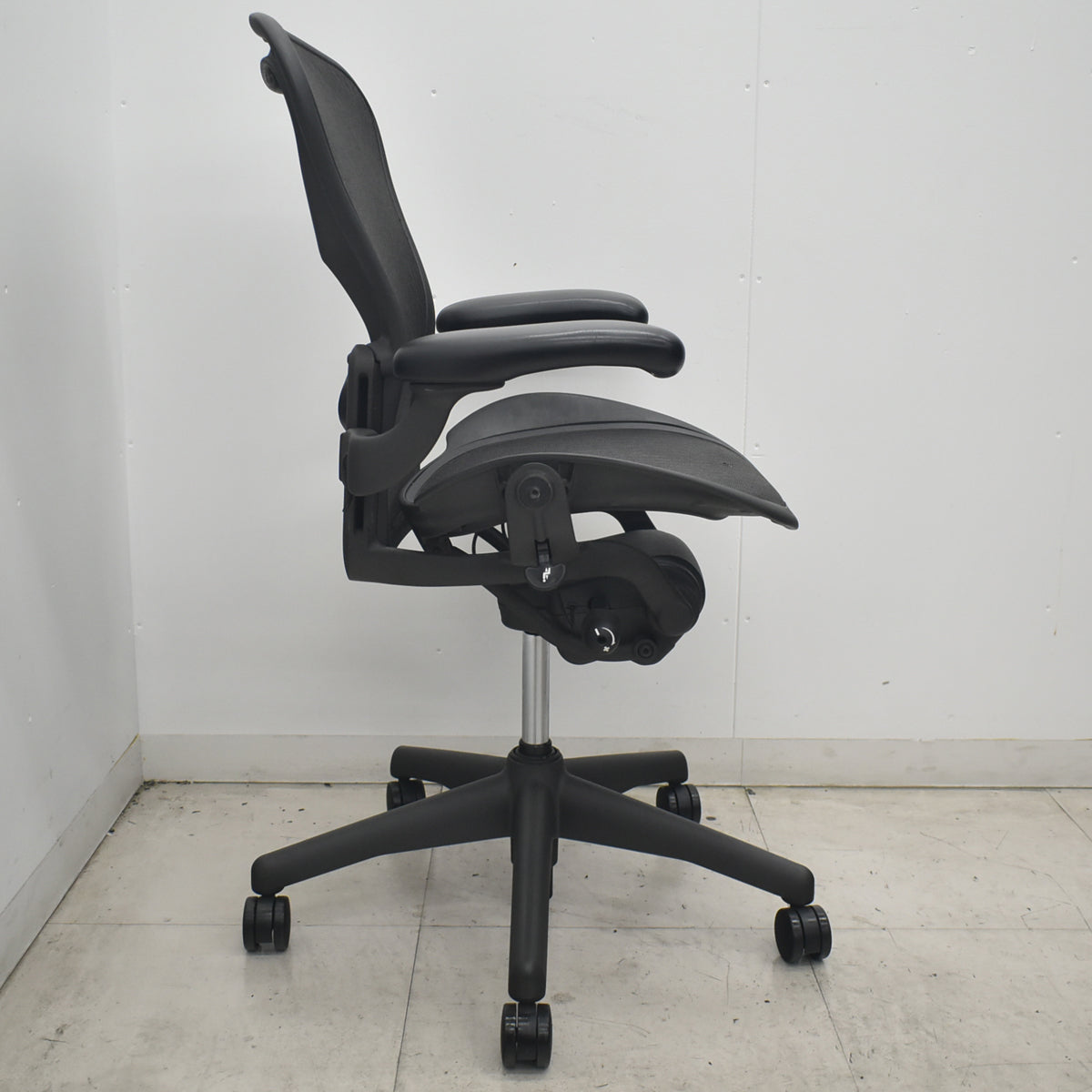 【中古】ハーマンミラー　アーロンチェア　Bサイズ　フル装備　ランバーサポート　肘レバータイプ　昇降ガス新品　ブラック　2026080303【中古オフィス家具】