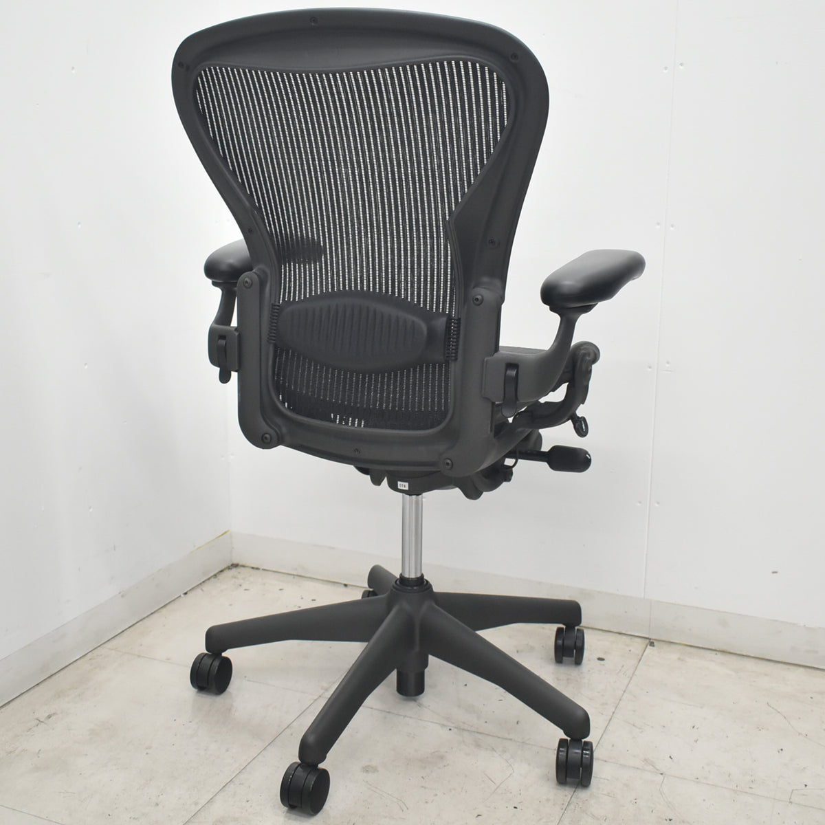 【中古】ハーマンミラー　アーロンチェア　Bサイズ　フル装備　ランバーサポート　肘レバータイプ　昇降ガス新品　ブラック　2026080303【中古オフィス家具】