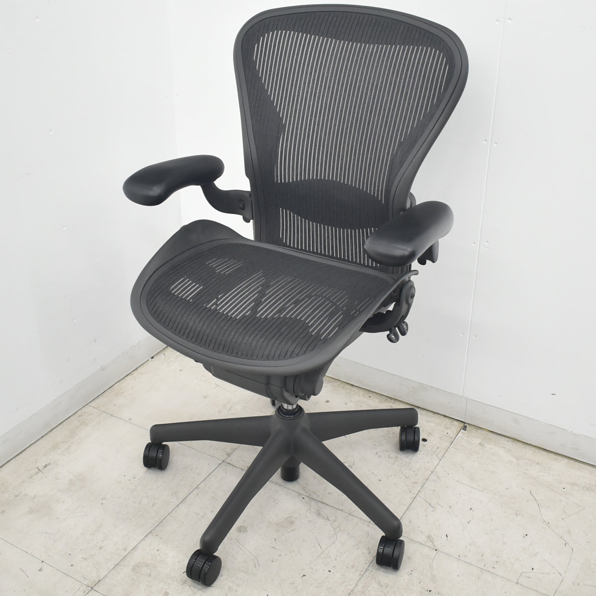 【中古】ハーマンミラー　アーロンチェア　Bサイズ　フル装備　ランバーサポート　肘レバータイプ　ブラック　2026080304【中古オフィス家具】