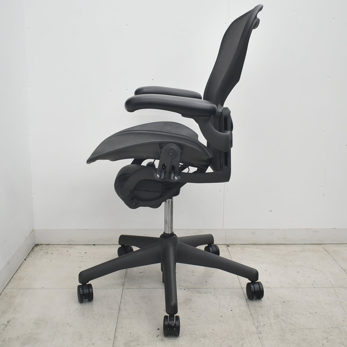 【中古】ハーマンミラー　アーロンチェア　Bサイズ　フル装備　ランバーサポート　肘レバータイプ　ブラック　2026080304【中古オフィス家具】