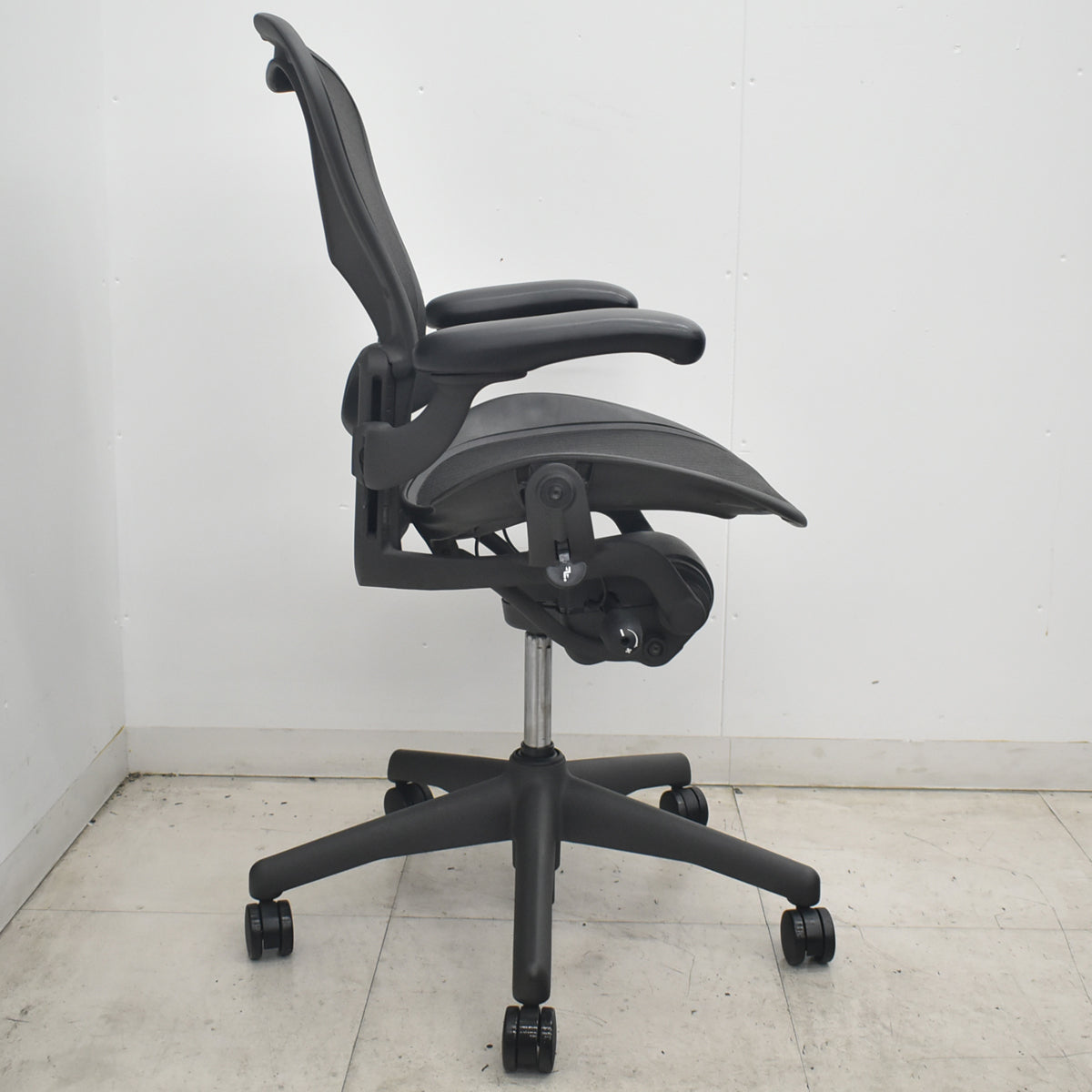 【中古】ハーマンミラー　アーロンチェア　Bサイズ　フル装備　ランバーサポート　肘レバータイプ　ブラック　2026080304【中古オフィス家具】