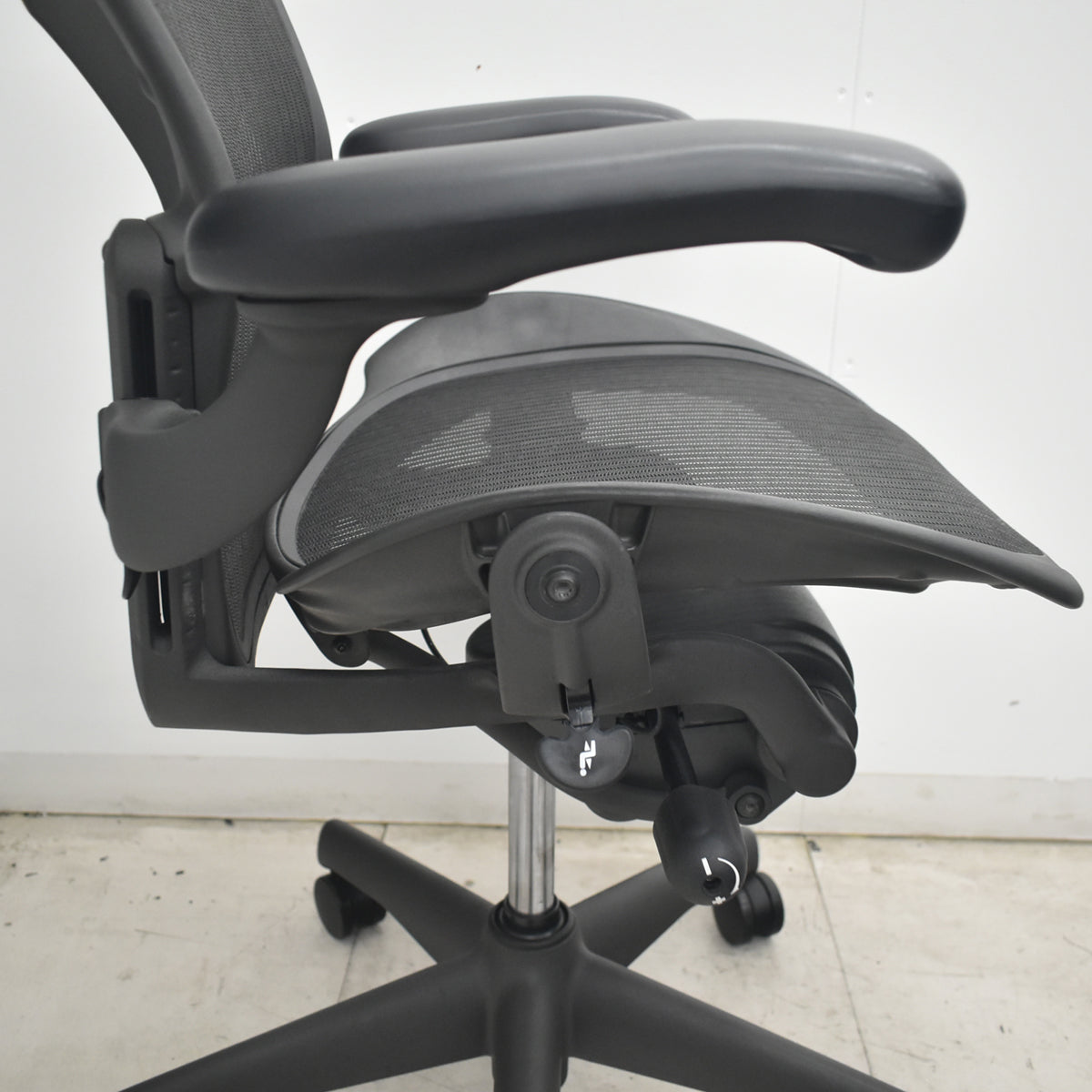 【中古】ハーマンミラー　アーロンチェア　Bサイズ　フル装備　ランバーサポート　肘レバータイプ　ブラック　2026080304【中古オフィス家具】