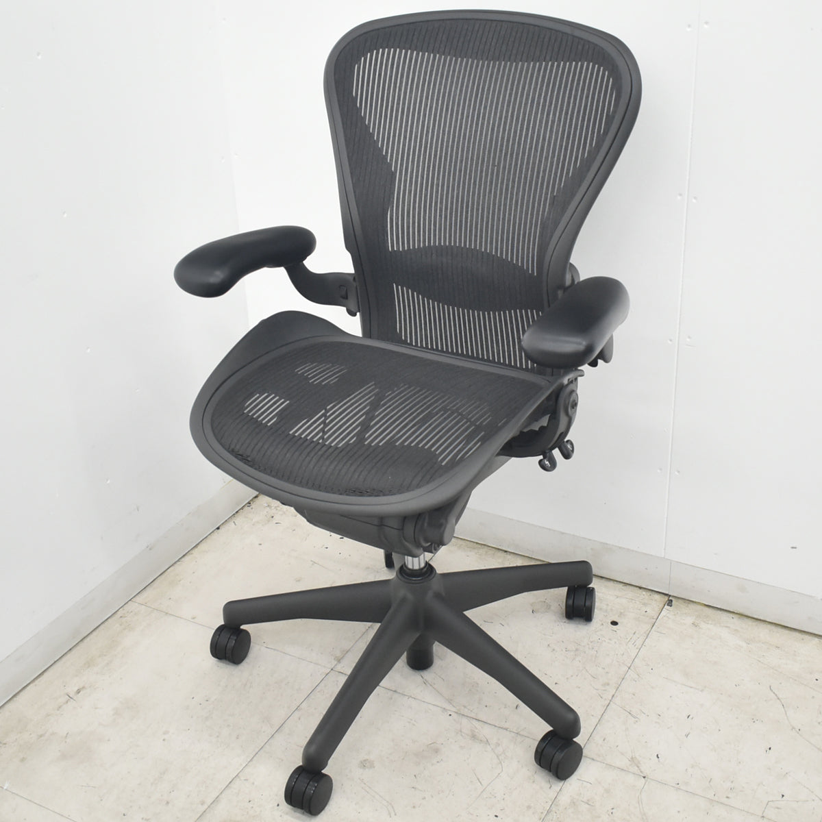 【中古】ハーマンミラー　アーロンチェア　Bサイズ　フル装備　ランバーサポート　ブラック　2026080305【中古オフィス家具】