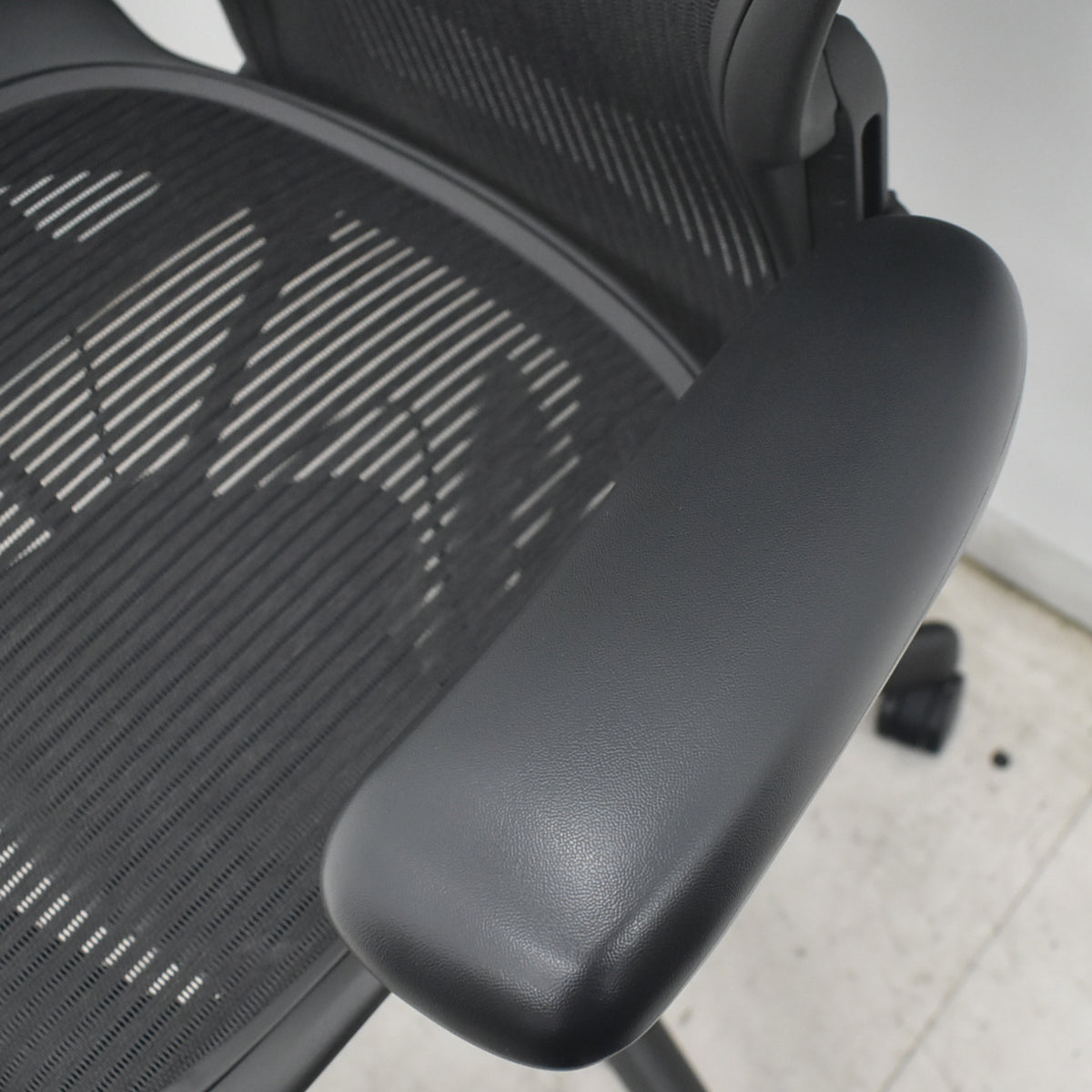 【中古】ハーマンミラー　アーロンチェア　Bサイズ　フル装備　ランバーサポート　ブラック　2026080305【中古オフィス家具】