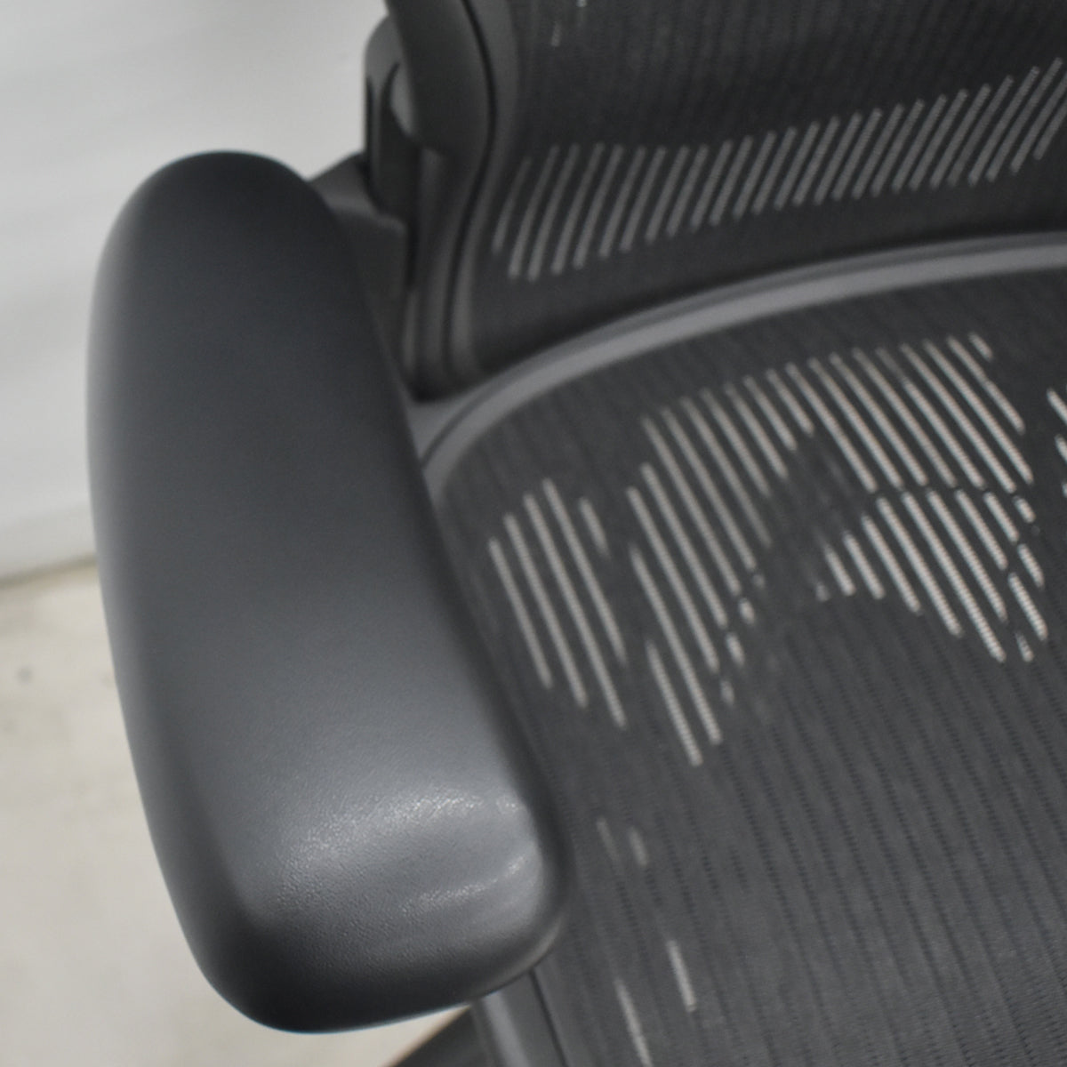 【中古】ハーマンミラー　アーロンチェア　Bサイズ　フル装備　ランバーサポート　ブラック　2026080305【中古オフィス家具】