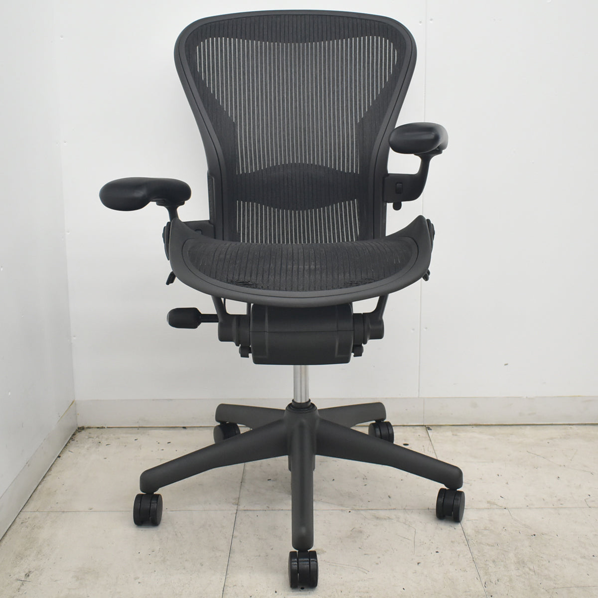 【中古】ハーマンミラー　アーロンチェア　Bサイズ　フル装備　ランバーサポート　ブラック　2026080305【中古オフィス家具】
