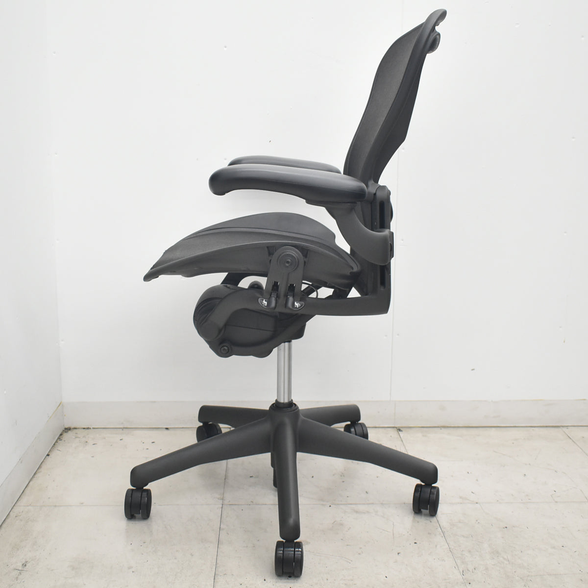 【中古】ハーマンミラー　アーロンチェア　Bサイズ　フル装備　ランバーサポート　ブラック　2026080305【中古オフィス家具】