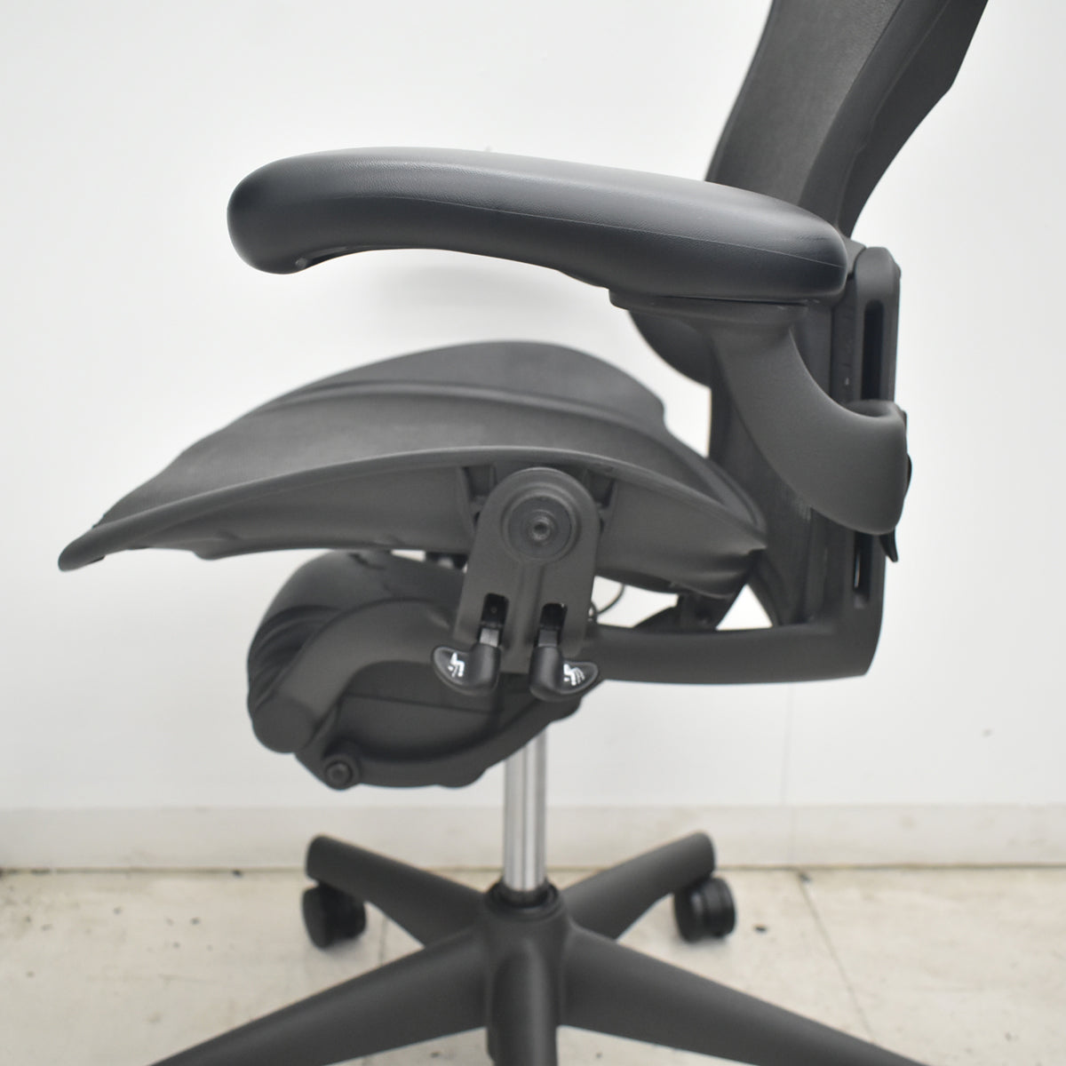 【中古】ハーマンミラー　アーロンチェア　Bサイズ　フル装備　ランバーサポート　ブラック　2026080305【中古オフィス家具】