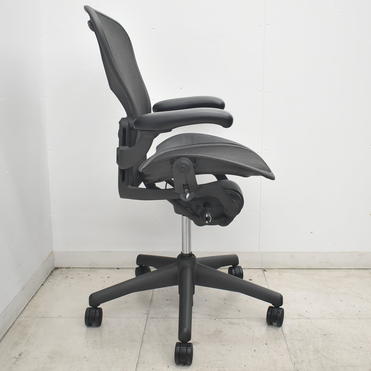 【中古】ハーマンミラー　アーロンチェア　Bサイズ　フル装備　ランバーサポート　ブラック　2026080305【中古オフィス家具】