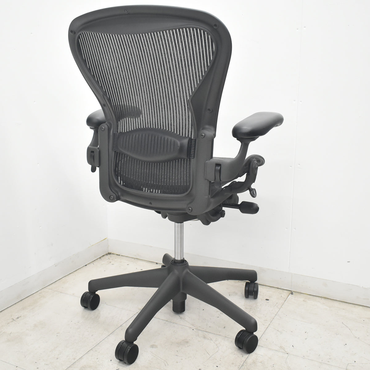 【中古】ハーマンミラー　アーロンチェア　Bサイズ　フル装備　ランバーサポート　ブラック　2026080305【中古オフィス家具】