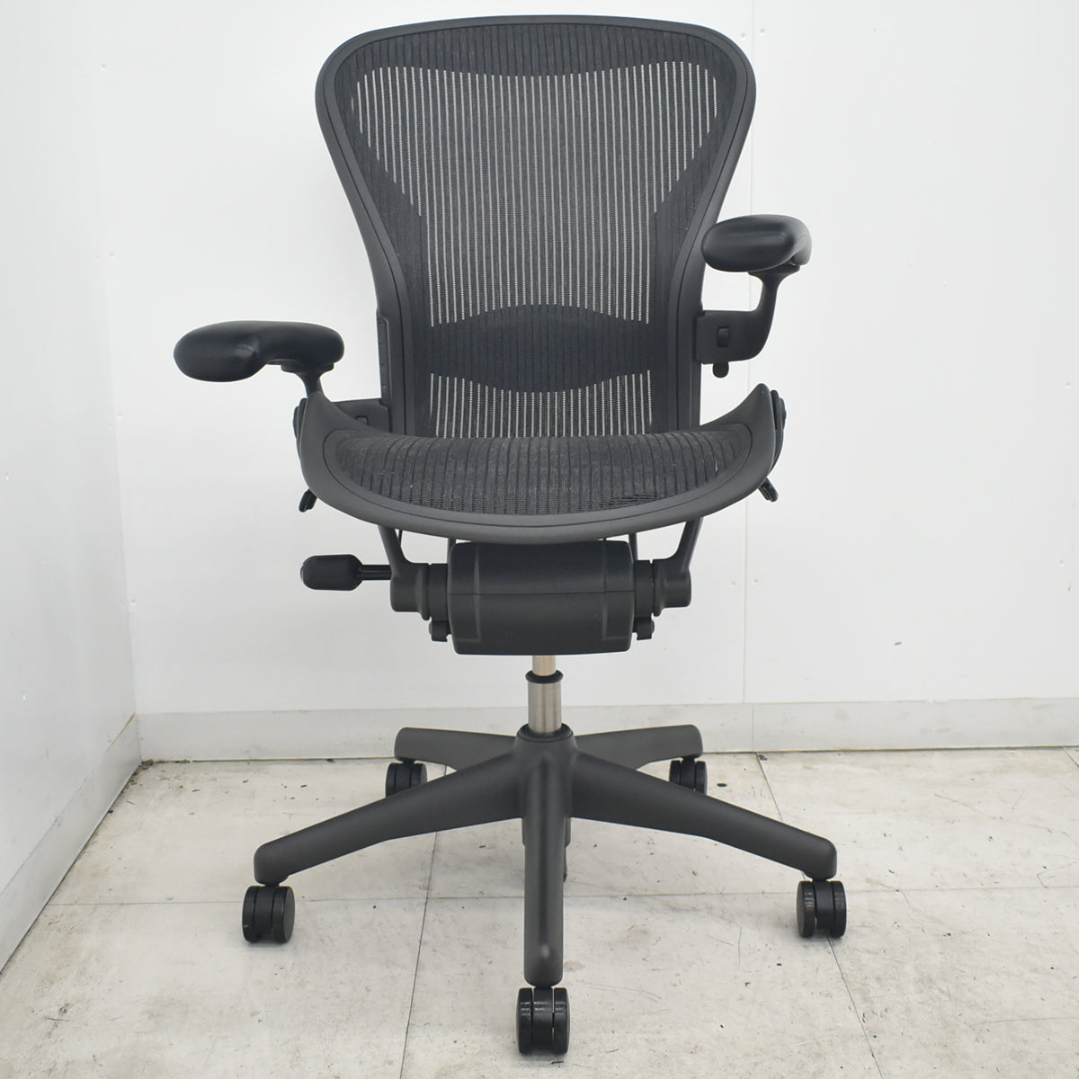 【中古】ハーマンミラー　アーロンチェア　Bサイズ　フル装備　ランバーサポート　ブラック　2026080306【中古オフィス家具】
