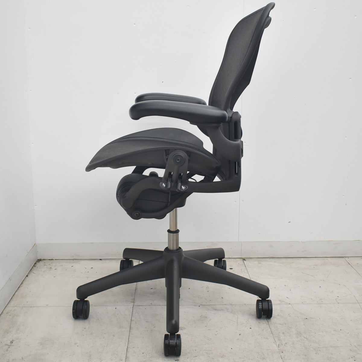 【中古】ハーマンミラー　アーロンチェア　Bサイズ　フル装備　ランバーサポート　ブラック　2026080306【中古オフィス家具】