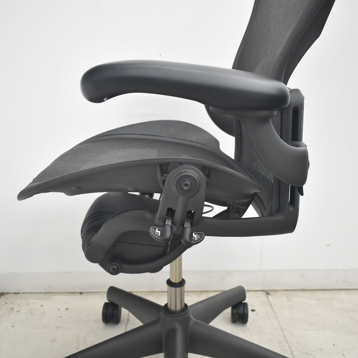 【中古】ハーマンミラー　アーロンチェア　Bサイズ　フル装備　ランバーサポート　ブラック　2026080306【中古オフィス家具】