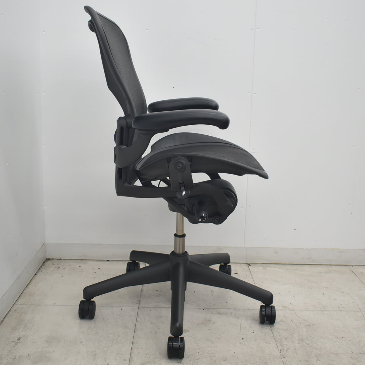 【中古】ハーマンミラー　アーロンチェア　Bサイズ　フル装備　ランバーサポート　ブラック　2026080306【中古オフィス家具】