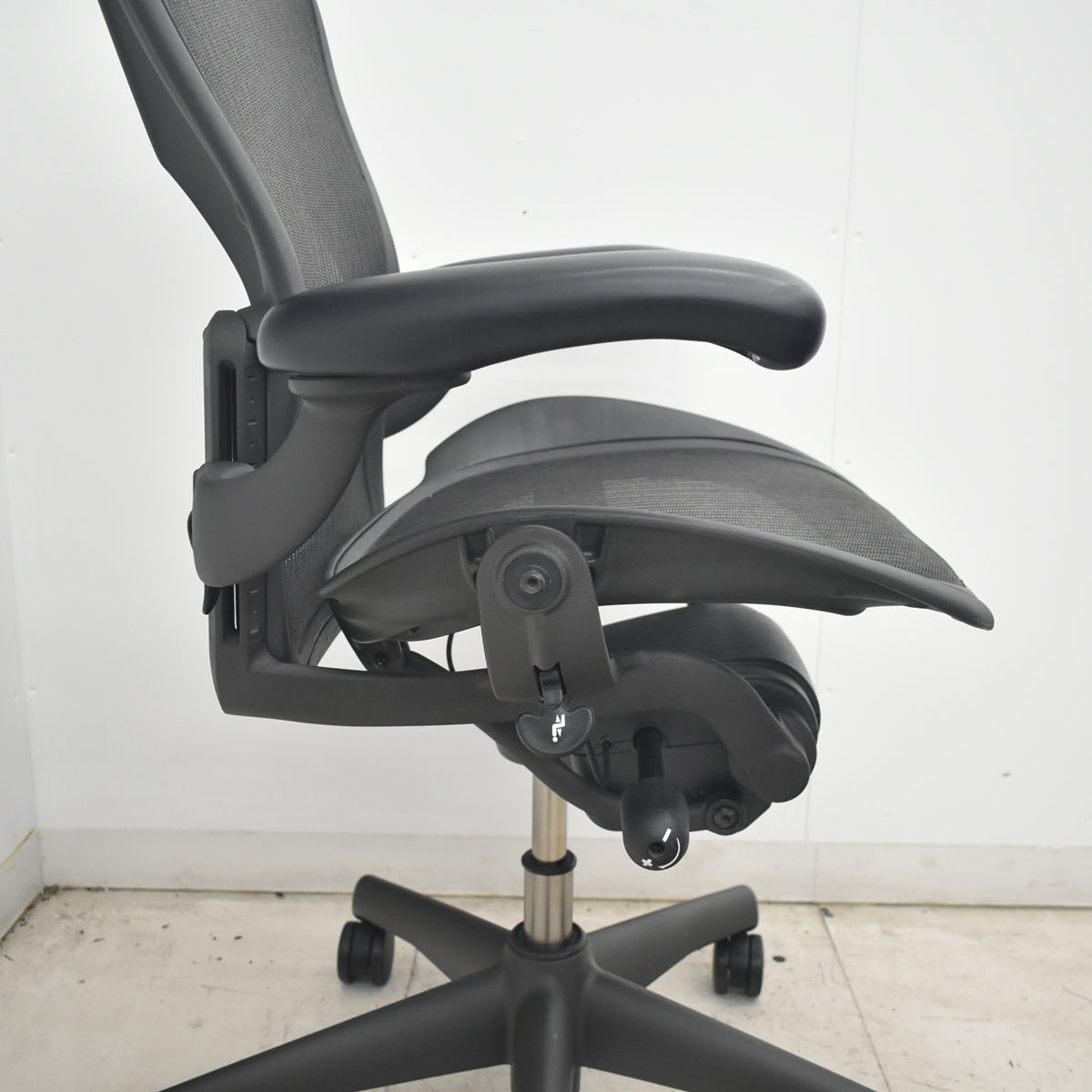 【中古】ハーマンミラー　アーロンチェア　Bサイズ　フル装備　ランバーサポート　ブラック　2026080306【中古オフィス家具】