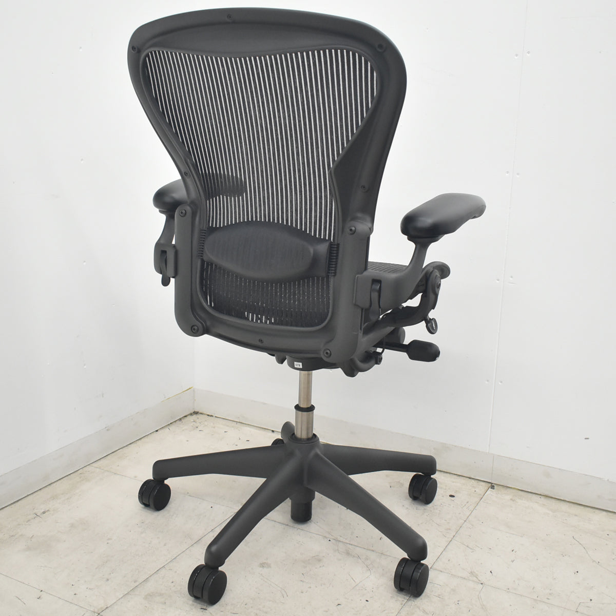 【中古】ハーマンミラー　アーロンチェア　Bサイズ　フル装備　ランバーサポート　ブラック　2026080306【中古オフィス家具】