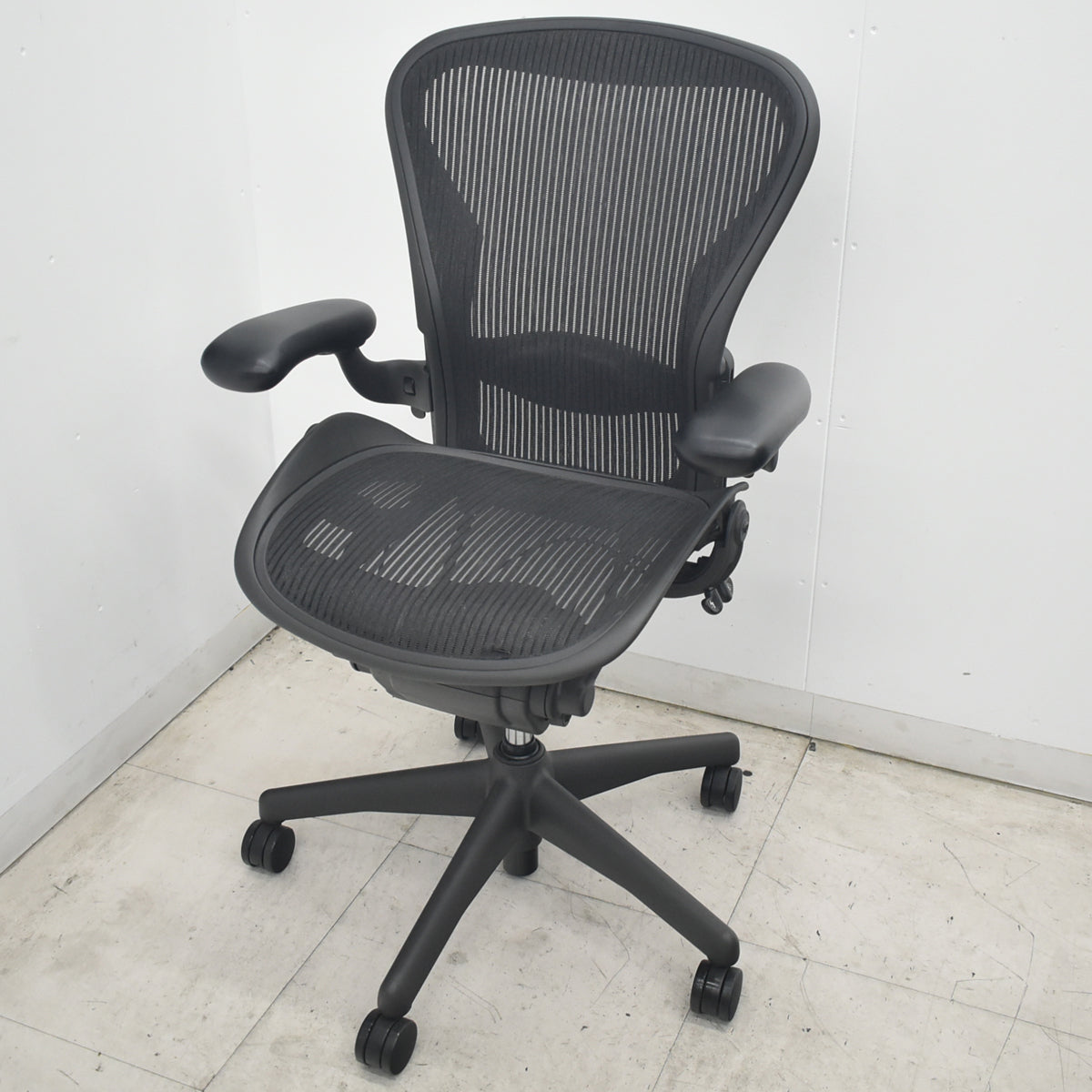 【中古】ハーマンミラー　アーロンチェア　Bサイズ　フル装備　ランバーサポート　肘レバータイプ　昇降ガス新品　ブラック　2026080307【中古オフィス家具】