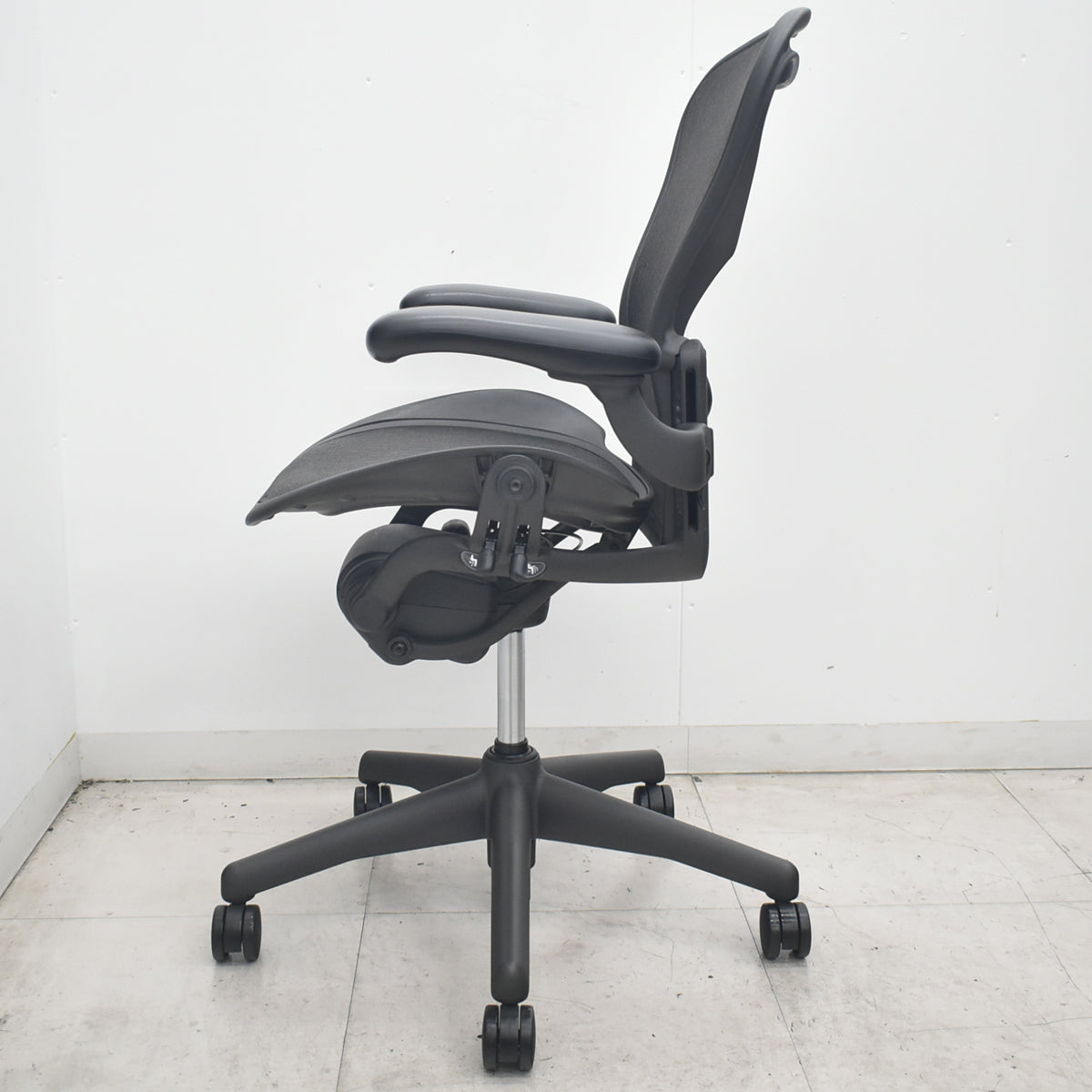 【中古】ハーマンミラー　アーロンチェア　Bサイズ　フル装備　ランバーサポート　肘レバータイプ　昇降ガス新品　ブラック　2026080307【中古オフィス家具】