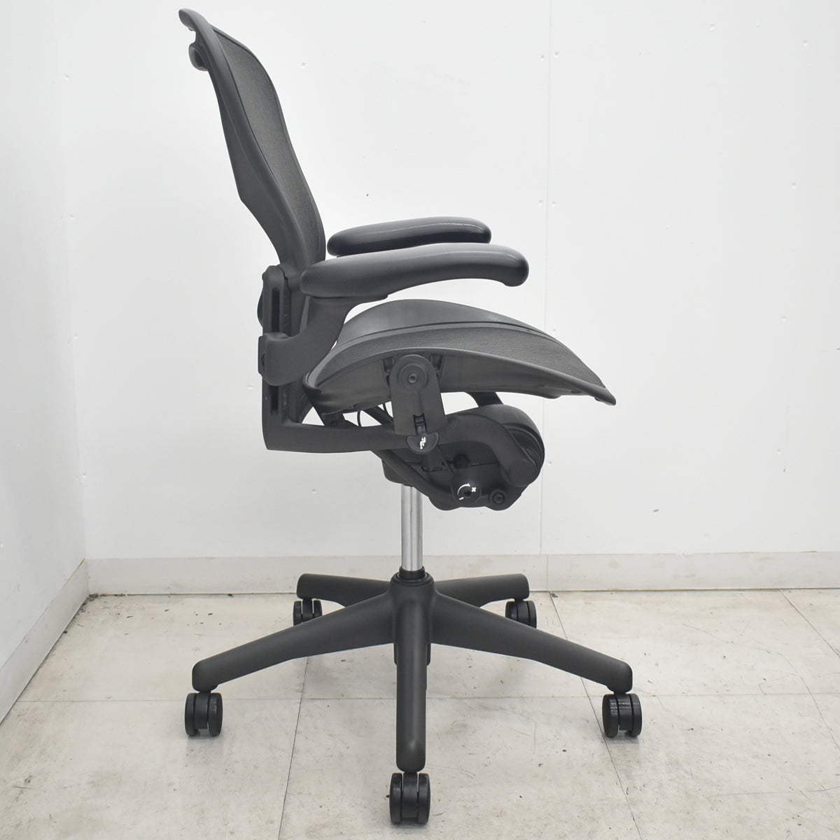 【中古】ハーマンミラー　アーロンチェア　Bサイズ　フル装備　ランバーサポート　肘レバータイプ　昇降ガス新品　ブラック　2026080307【中古オフィス家具】