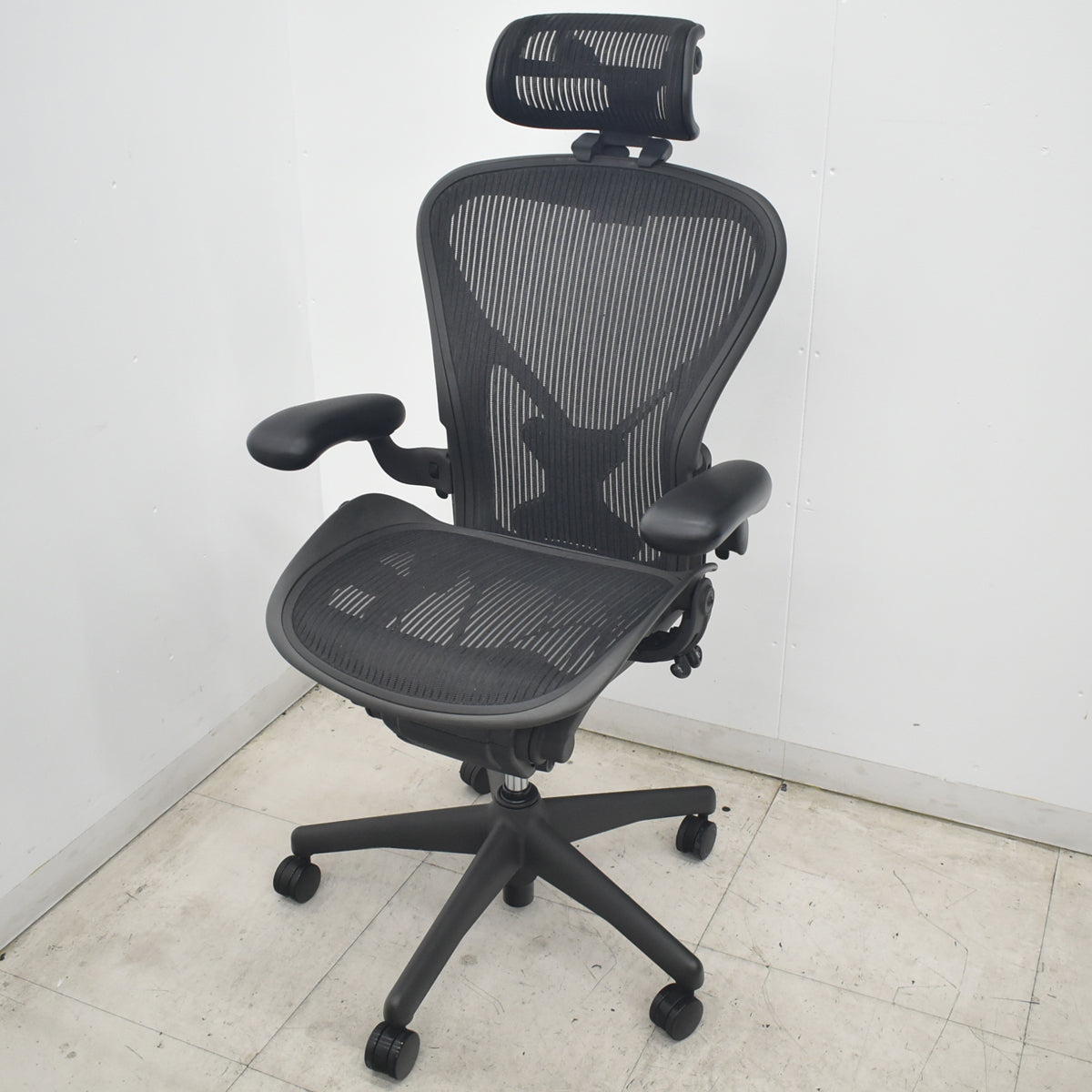 【中古】ハーマンミラー　アーロンチェア　Bサイズ　フル装備　ポスチャーフィット（パッド新品）昇降ガス新品　ヘッドレスト（社外品）ブラック　2026080308【中古オフィス家具】