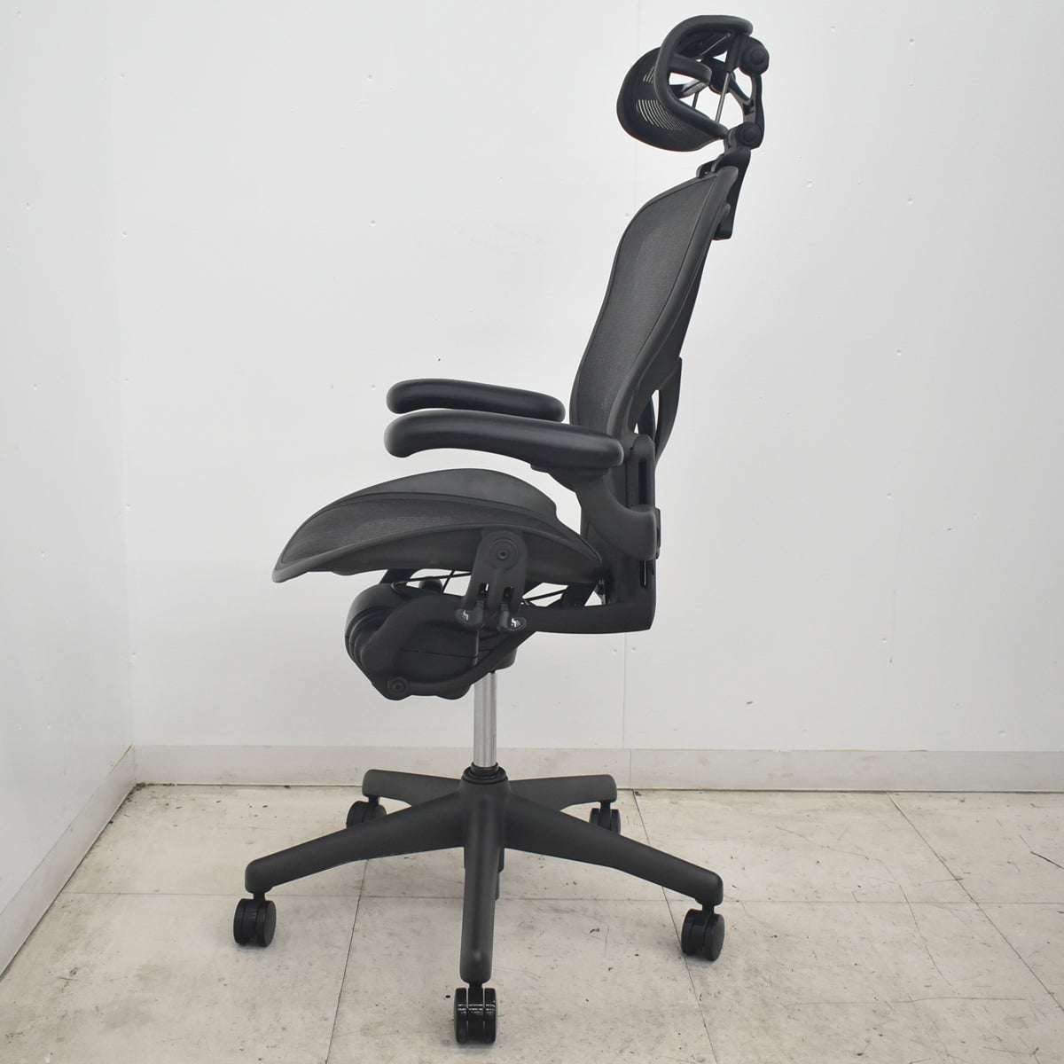 【中古】ハーマンミラー　アーロンチェア　Bサイズ　フル装備　ポスチャーフィット（パッド新品）昇降ガス新品　ヘッドレスト（社外品）ブラック　2026080308【中古オフィス家具】