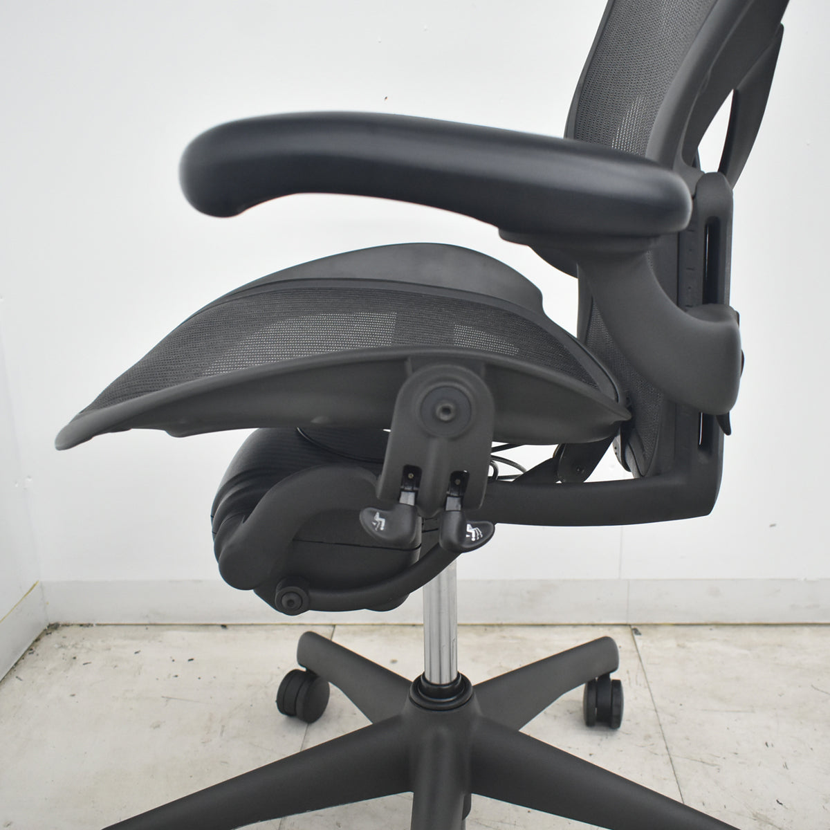 【中古】ハーマンミラー　アーロンチェア　Bサイズ　フル装備　ポスチャーフィット（パッド新品）昇降ガス新品　ヘッドレスト（社外品）ブラック　2026080308【中古オフィス家具】