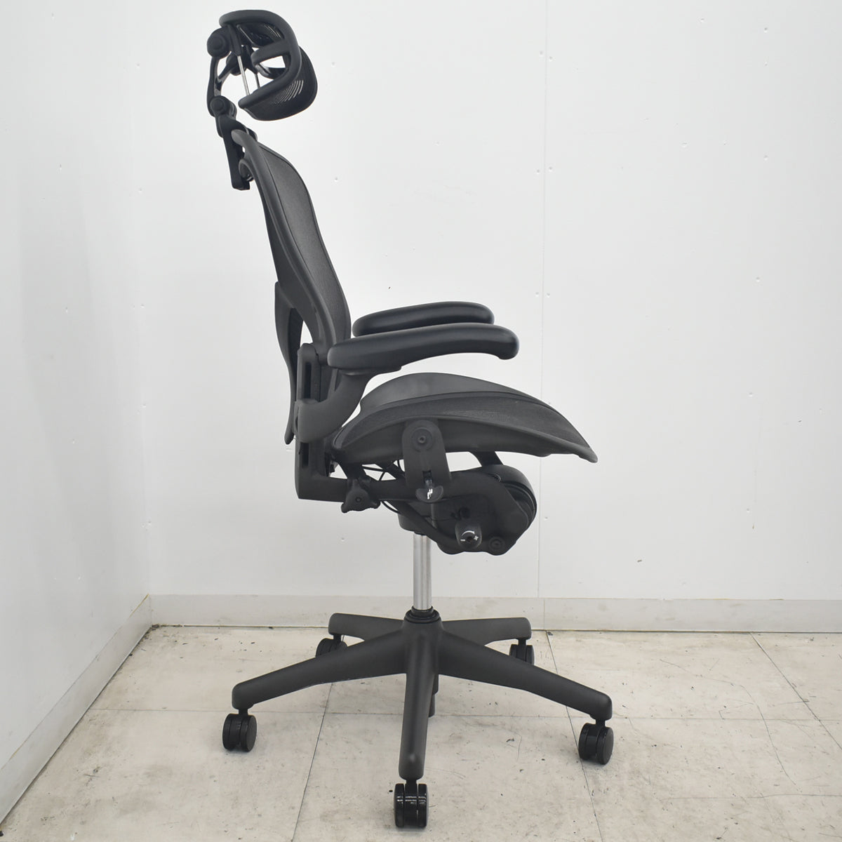 【中古】ハーマンミラー　アーロンチェア　Bサイズ　フル装備　ポスチャーフィット（パッド新品）昇降ガス新品　ヘッドレスト（社外品）ブラック　2026080308【中古オフィス家具】