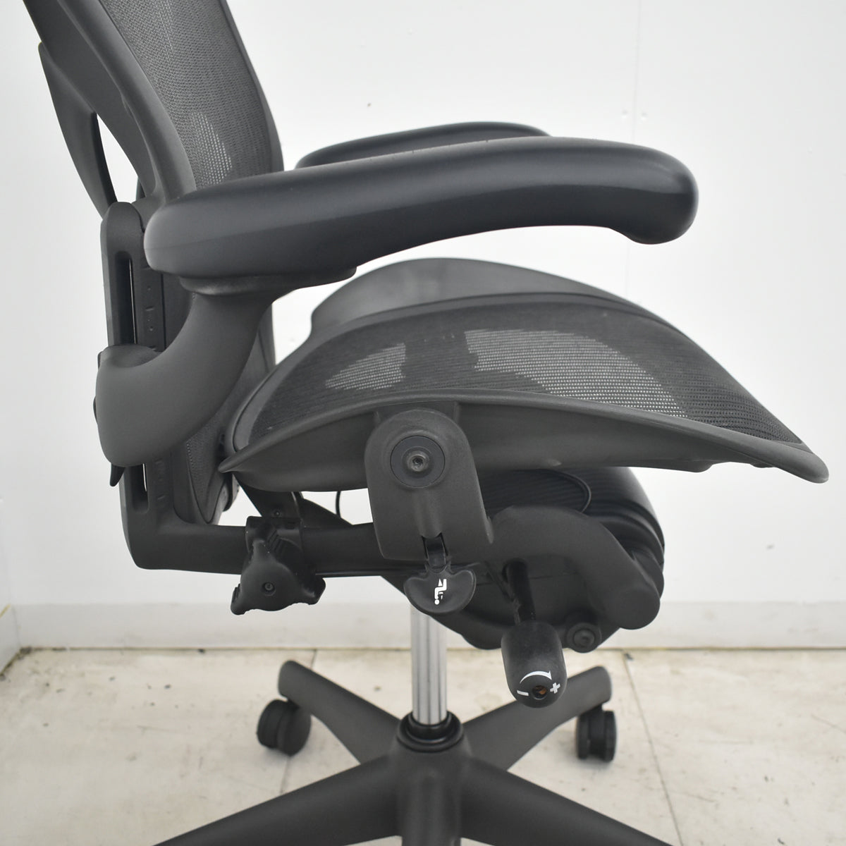 【中古】ハーマンミラー　アーロンチェア　Bサイズ　フル装備　ポスチャーフィット（パッド新品）昇降ガス新品　ヘッドレスト（社外品）ブラック　2026080308【中古オフィス家具】
