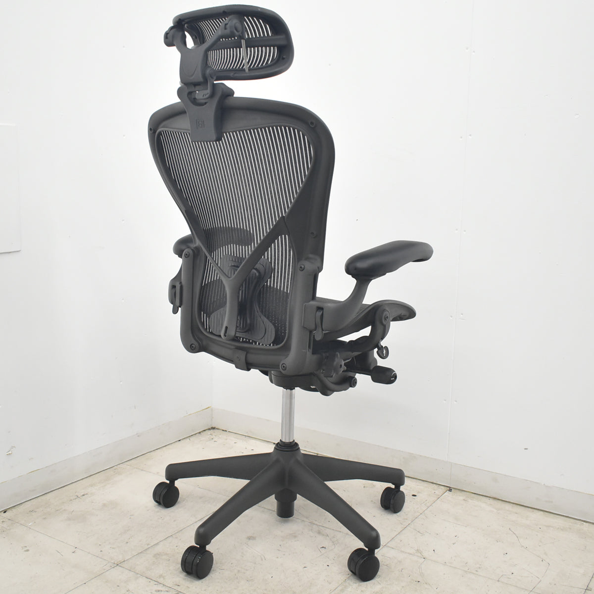 【中古】ハーマンミラー　アーロンチェア　Bサイズ　フル装備　ポスチャーフィット（パッド新品）昇降ガス新品　ヘッドレスト（社外品）ブラック　2026080308【中古オフィス家具】