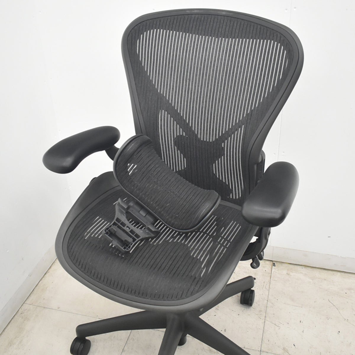 【中古】ハーマンミラー　アーロンチェア　Bサイズ　フル装備　ポスチャーフィット（パッド新品）昇降ガス新品　ヘッドレスト（社外品）ブラック　2026080308【中古オフィス家具】