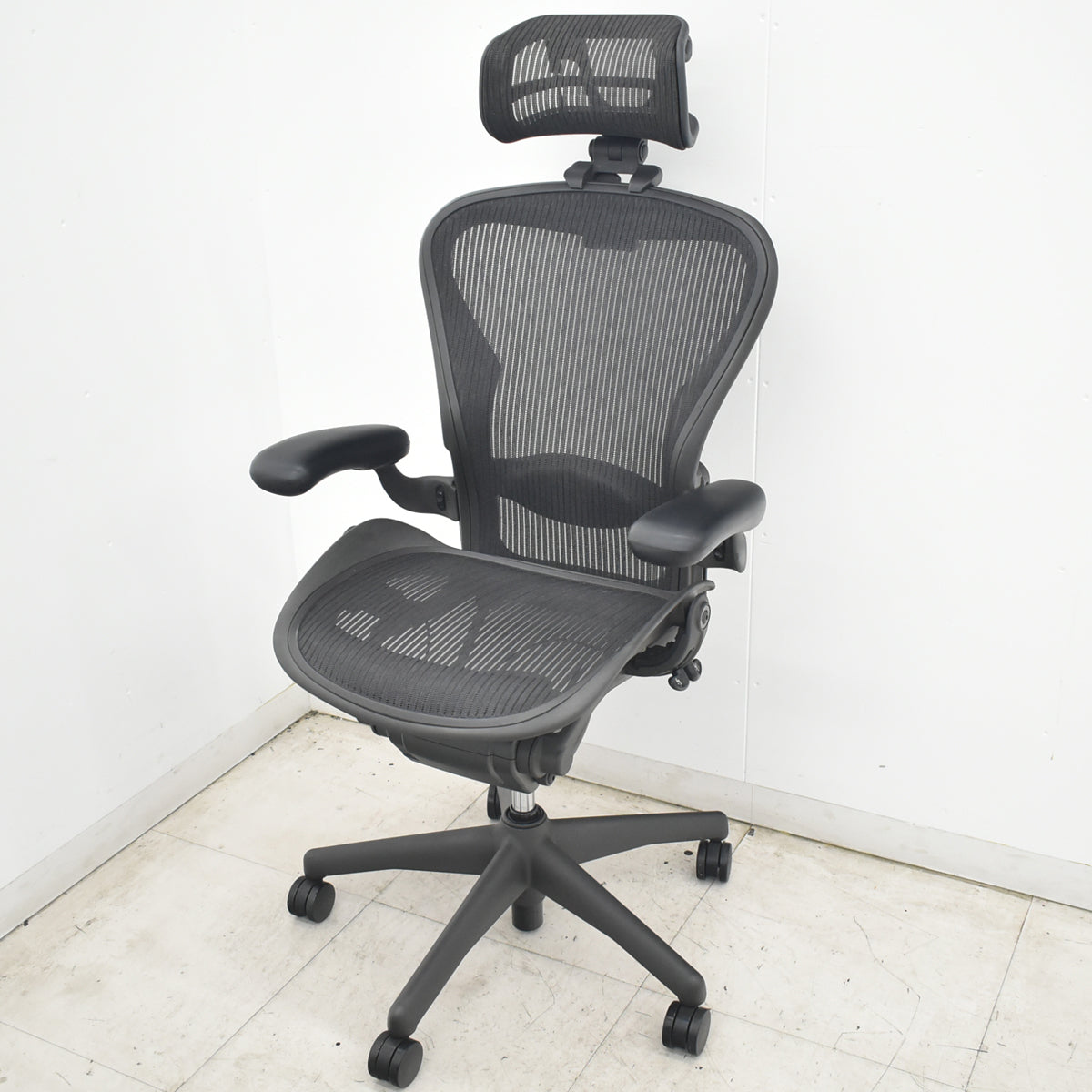【中古】ハーマンミラー　アーロンチェア　Bサイズ　フル装備　ランバーサポート　昇降ガス新品　ヘッドレスト（社外品）ブラック　2026080402【中古オフィス家具】