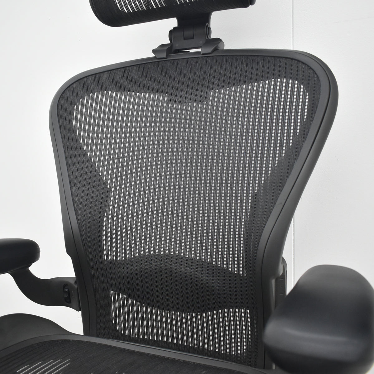 【中古】ハーマンミラー　アーロンチェア　Bサイズ　フル装備　ランバーサポート　昇降ガス新品　ヘッドレスト（社外品）ブラック　2026080402【中古オフィス家具】