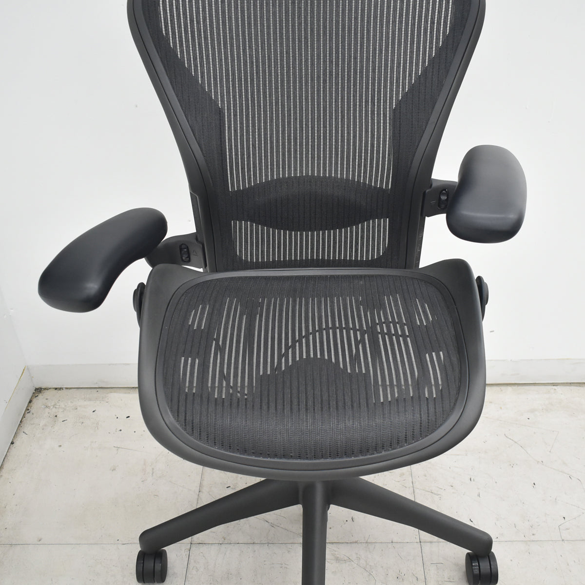 【中古】ハーマンミラー　アーロンチェア　Bサイズ　フル装備　ランバーサポート　昇降ガス新品　ヘッドレスト（社外品）ブラック　2026080402【中古オフィス家具】