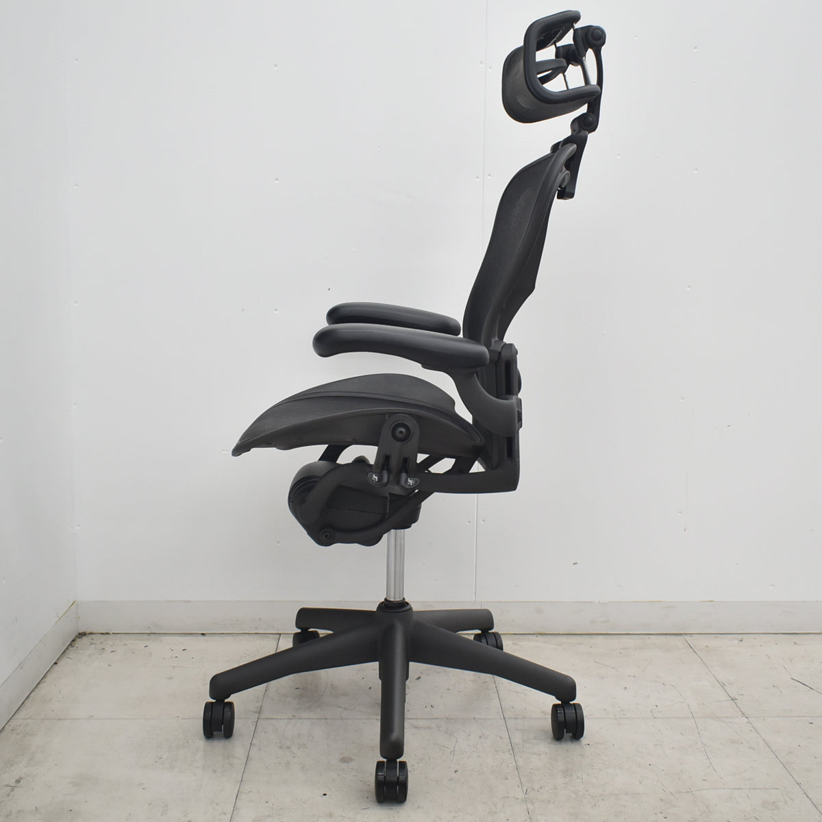 【中古】ハーマンミラー　アーロンチェア　Bサイズ　フル装備　ランバーサポート　昇降ガス新品　ヘッドレスト（社外品）ブラック　2026080402【中古オフィス家具】