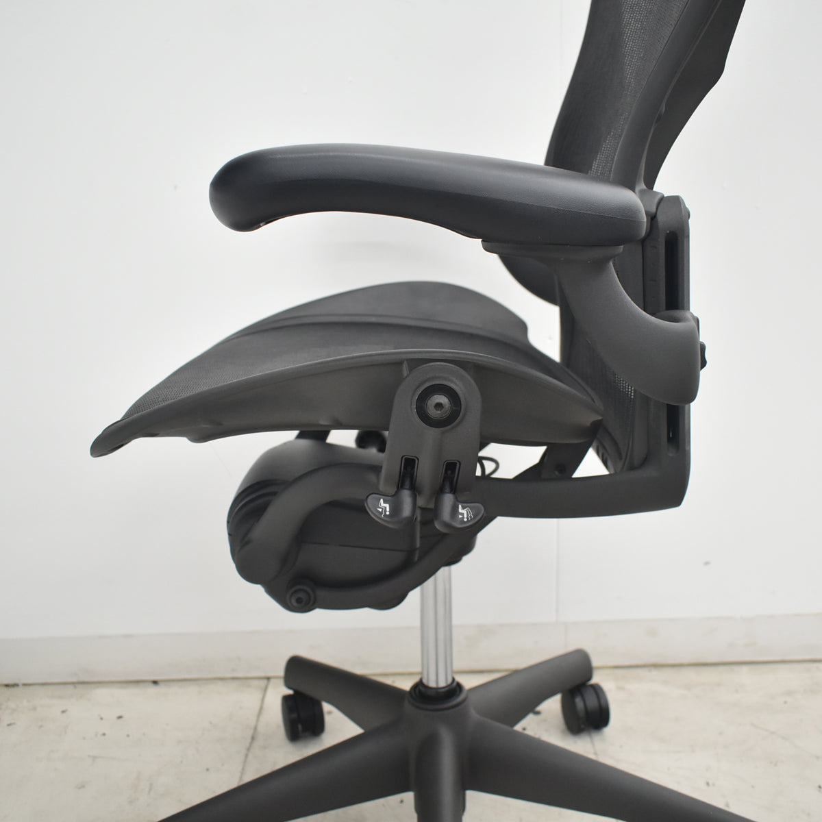 【中古】ハーマンミラー　アーロンチェア　Bサイズ　フル装備　ランバーサポート　昇降ガス新品　ヘッドレスト（社外品）ブラック　2026080402【中古オフィス家具】