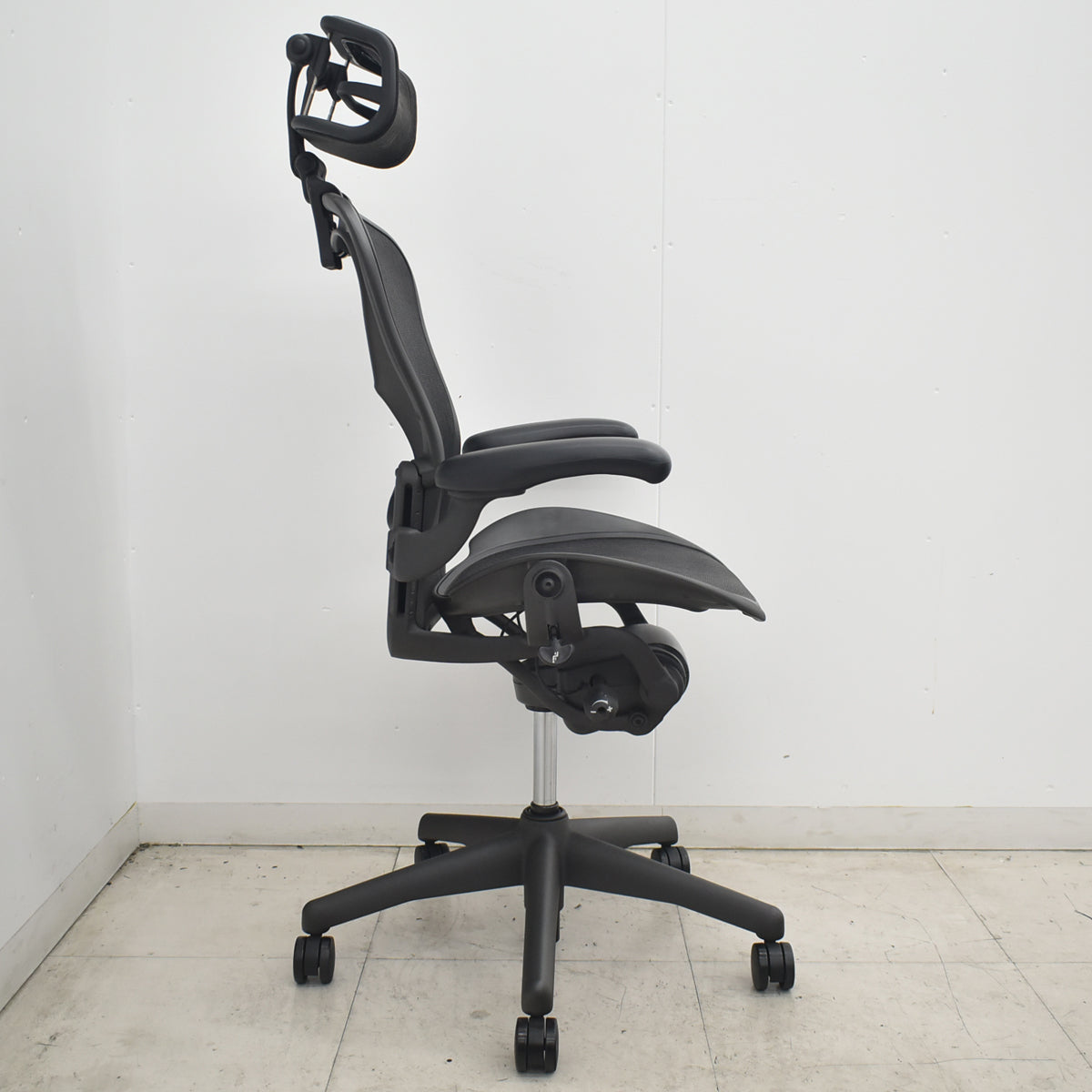 【中古】ハーマンミラー　アーロンチェア　Bサイズ　フル装備　ランバーサポート　昇降ガス新品　ヘッドレスト（社外品）ブラック　2026080402【中古オフィス家具】