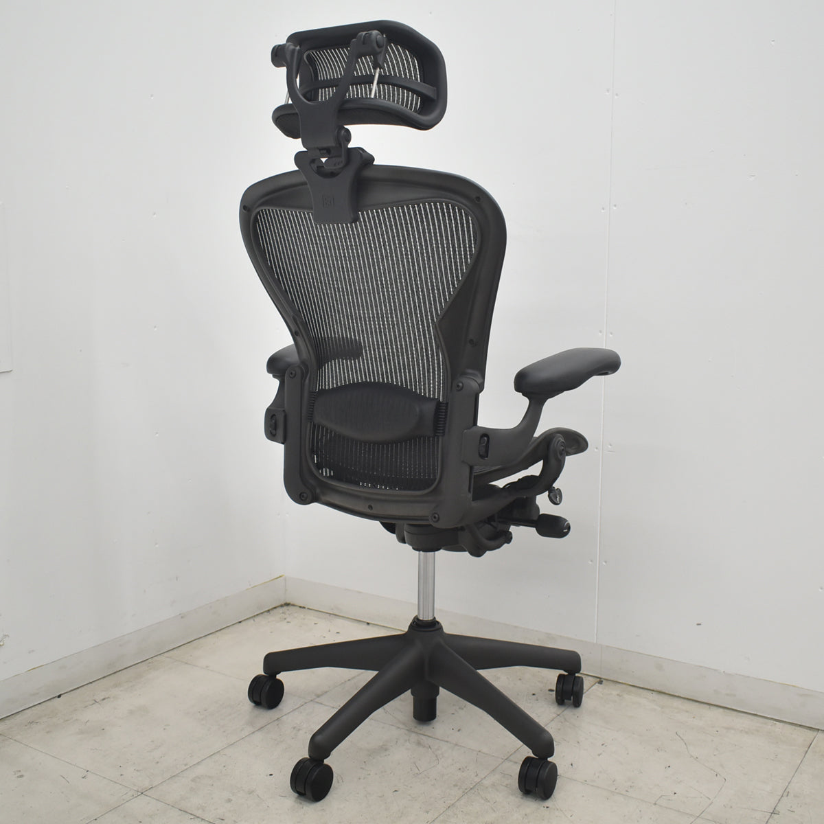 【中古】ハーマンミラー　アーロンチェア　Bサイズ　フル装備　ランバーサポート　昇降ガス新品　ヘッドレスト（社外品）ブラック　2026080402【中古オフィス家具】