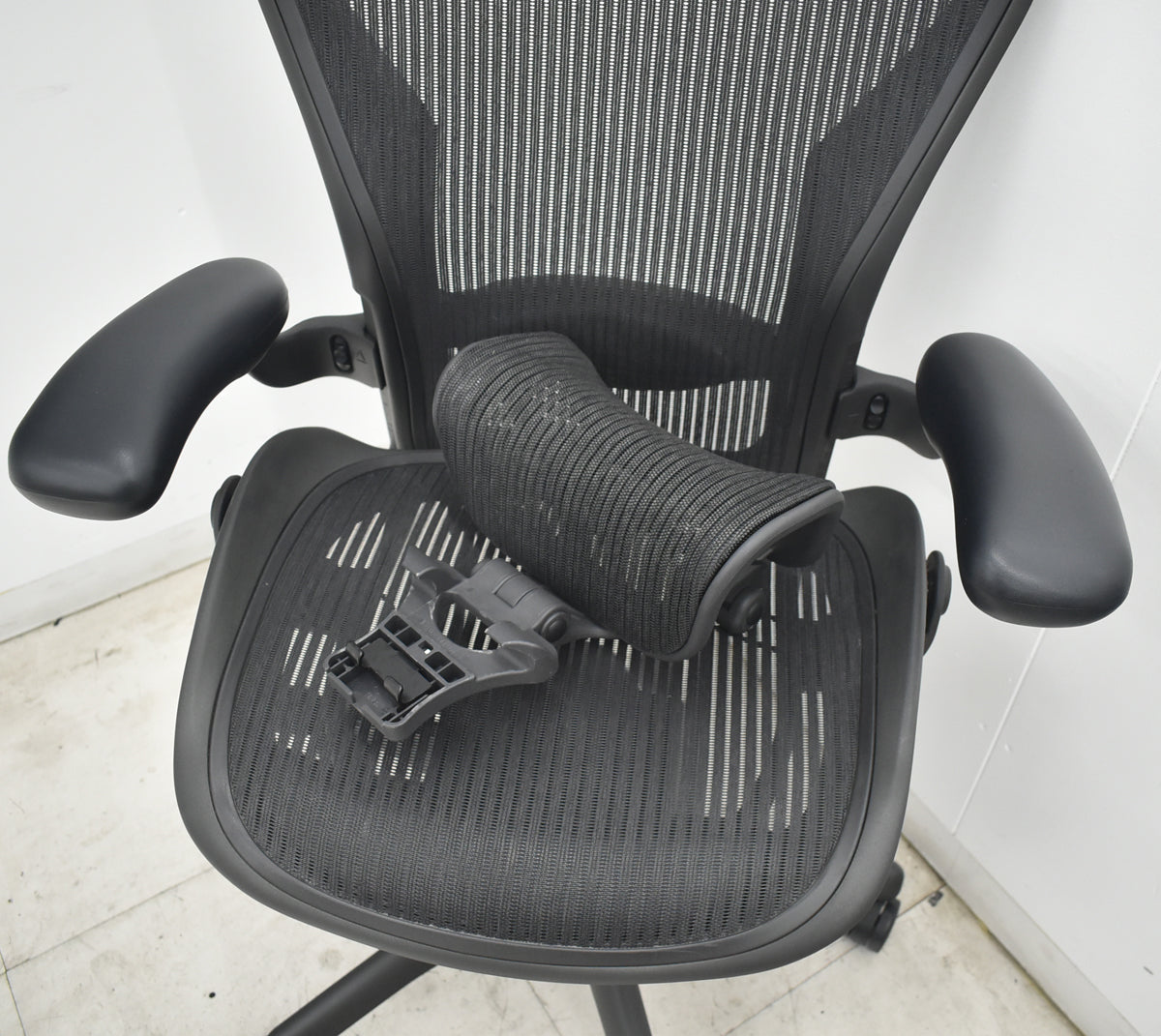 【中古】ハーマンミラー　アーロンチェア　Bサイズ　フル装備　ランバーサポート　昇降ガス新品　ヘッドレスト（社外品）ブラック　2026080402【中古オフィス家具】