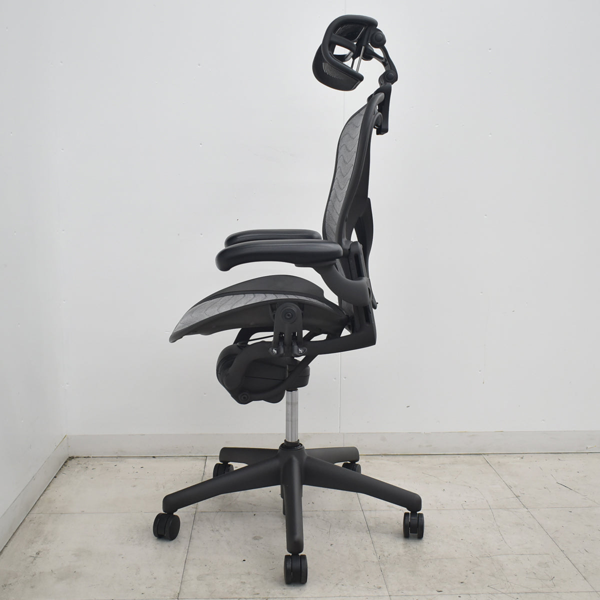 【中古】ハーマンミラー　アーロンチェア　Bサイズ　フル装備　ポスチャーフィット（パッド新品）ウェーブメッシュ　ヘッドレスト（社外品）グレー　2026080403【中古オフィス家具】